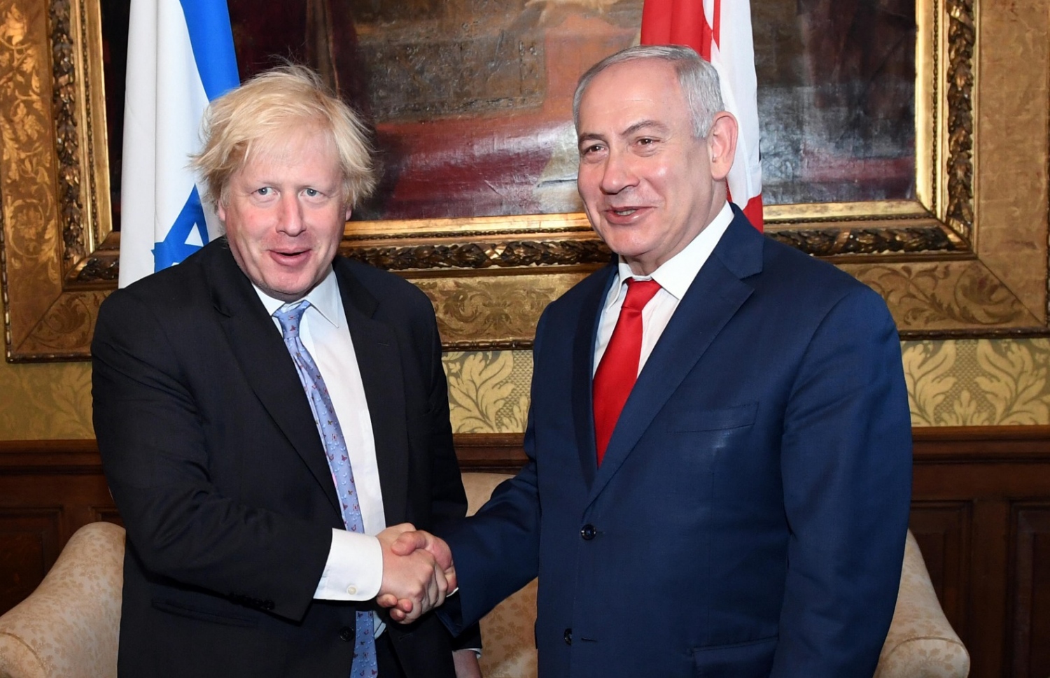 އިނގިރޭސި ޚާރިޖީ ވަޒީރު ބޮރިސް ޖޯންސަން (ވ) އާއި އިޒްރޭލުގެ ބޮޑުވަޒީރު ނަތަންޔާހޫ އިއްޔެ ލަންޑަންގައި ބައްދަލު ކުރައްވަނީ. ފޮޓޯ ބީބީސީ