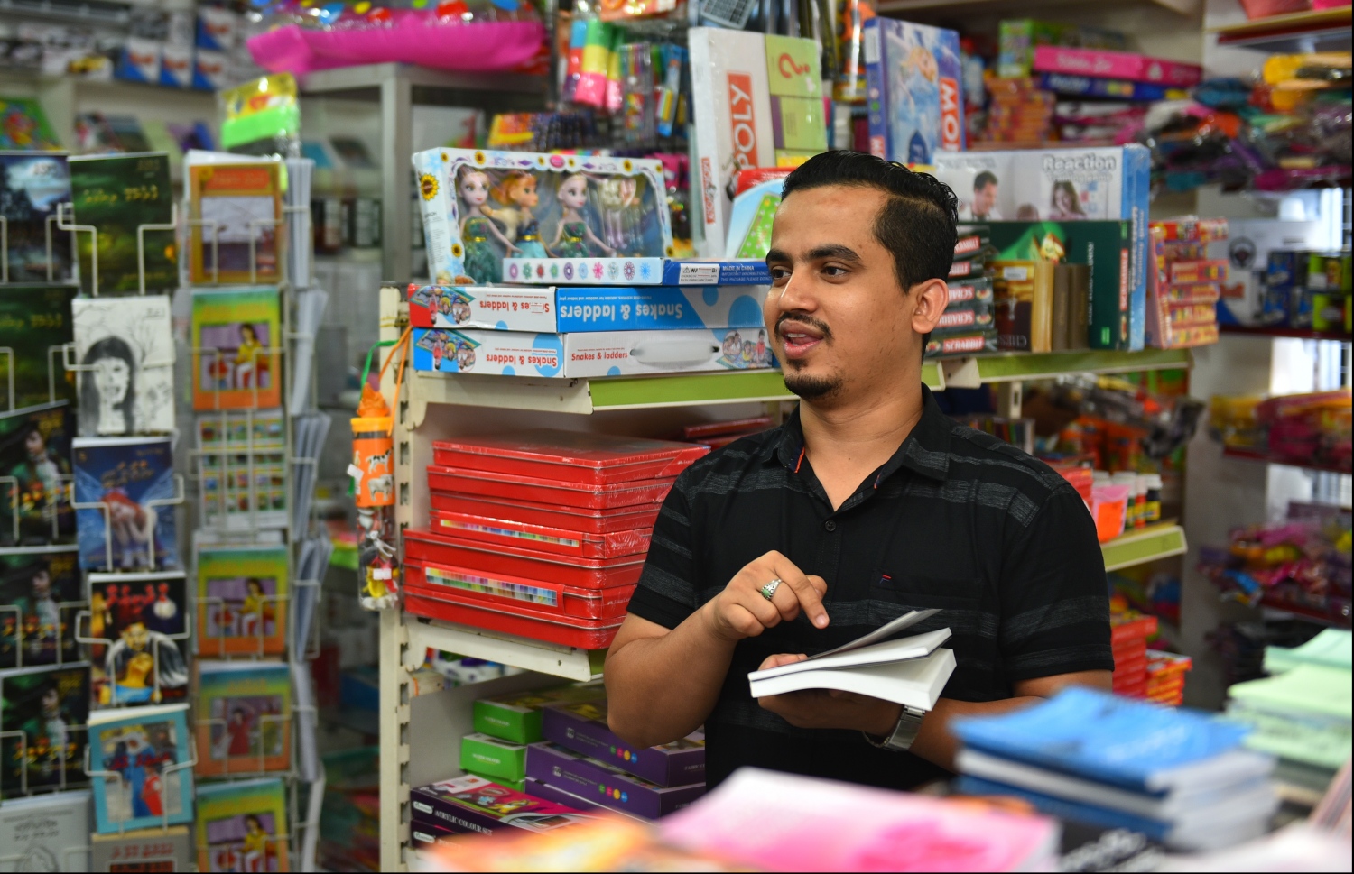 ޝަރީފުލް: ދިވެހި ބަސް ދަސްކުރީ ބުކްޝޮޕްގައި އުޅެން ފަސޭހައަކަށް -- ފޮޓޯ: ހުސައިން ވަހީދު/މިހާރު