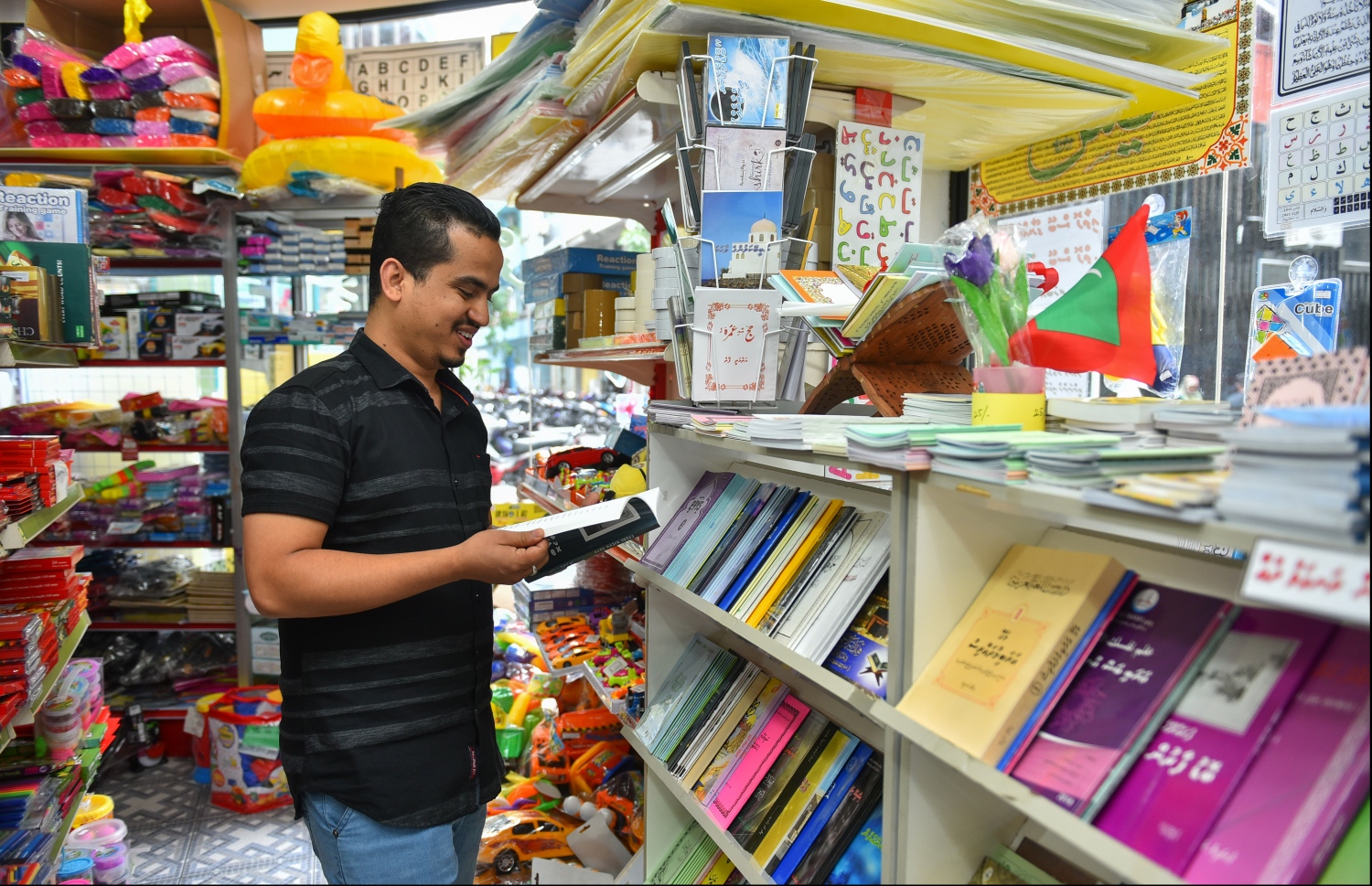 ނާސަރީ ބުކްޝޮޕްގައި ޝަރީފުލް: މިހާރު ފިހާރަ ހިންގުމުގައި ވެސް އިސްކޮށް އުޅޭ -- ފޮޓޯ: ހުސައިން ވަހީދު/މިހާރު