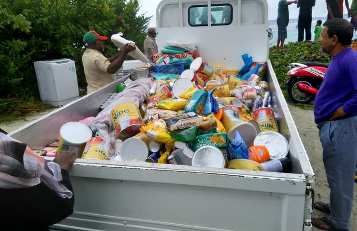 ތިނަދޫ ބޯޓުން ސަލާމަތް ކުރި ބައެއް މުދާ، ގުރައިދޫ ރައްޔިތުން ސަލާމަތްކޮށް ޕިކަޕަކަށް އަރުވާފައި-- ފޮޓޯ: ސޯޝަލް މީޑިއާ