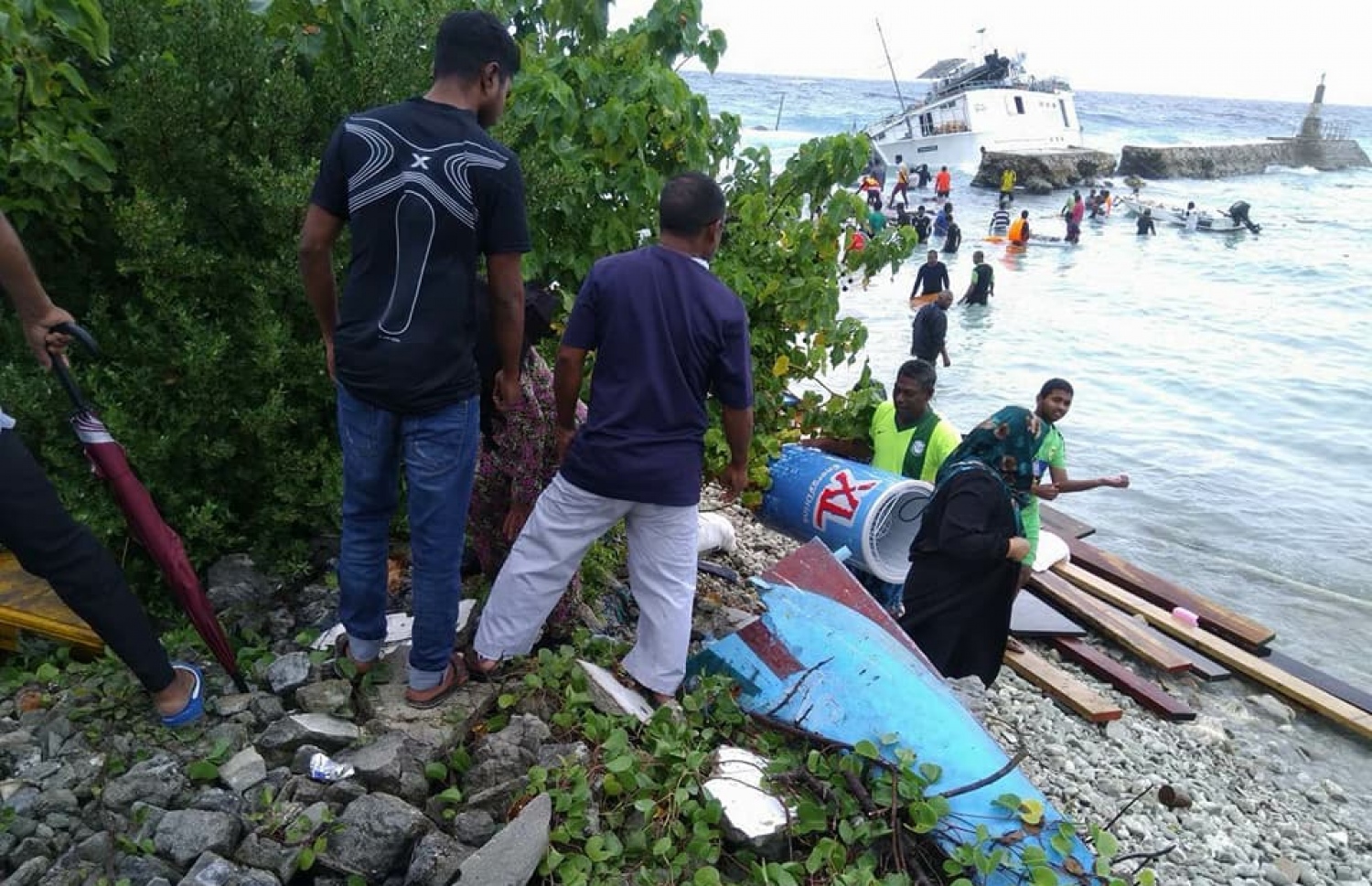 ފަރަށް އެރި ބޯޓުން މުދާ ސަލާމަތް ކުރުމަށް ގުރައިދޫ ރައްޔިތުން ހަރަކާތްތެރިވަނީ-- ފޮޓޯ: ސޯޝަލް މީޑިއާ