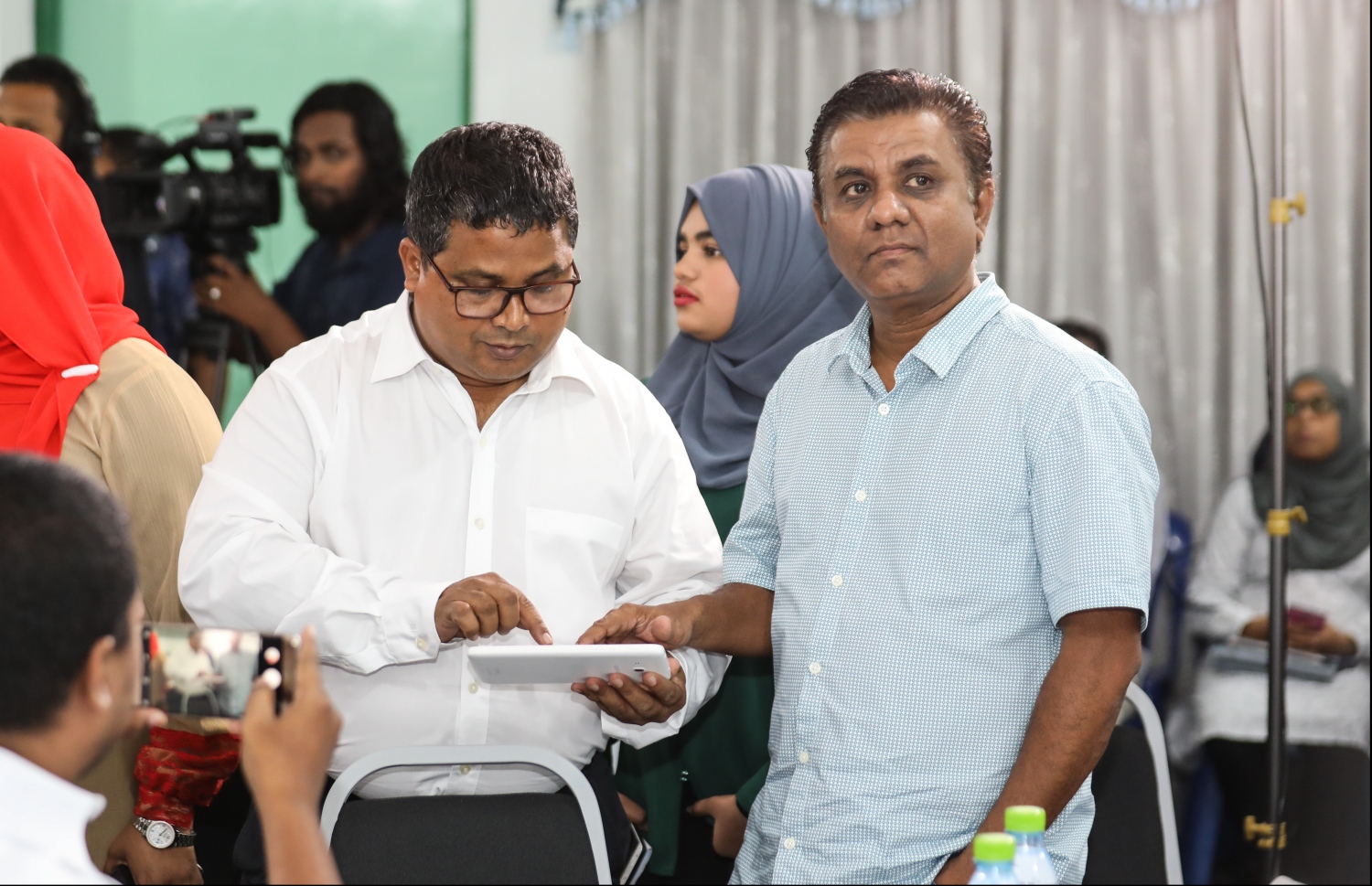 މާލެ: ޖޫން 7 2018- މި އަހަރުގެ ރިޔާސީ އިންތިޚާބު ބާއްވާ ތާރީޚަކީ ސެޕްޓެމްބަރު 23 ކަމަށް، ވެރިކަން ކުރާ ޕާޓީ، ޕީޕީއެމްގެ މަންދޫބު އަދްލީ އިސްމާއިލް (ކ) އަދި އިދިކޮޅު ޖުމްހޫރީ ޕާޓީގެ ޑެޕިއުޓީ ލީޑަރު ޑރ. ހުސެއިން އިއުލާން ކުރައްވަނީ.---ފޮޓޯ: ހުސައިން ވަހީދު/މިހާރު
