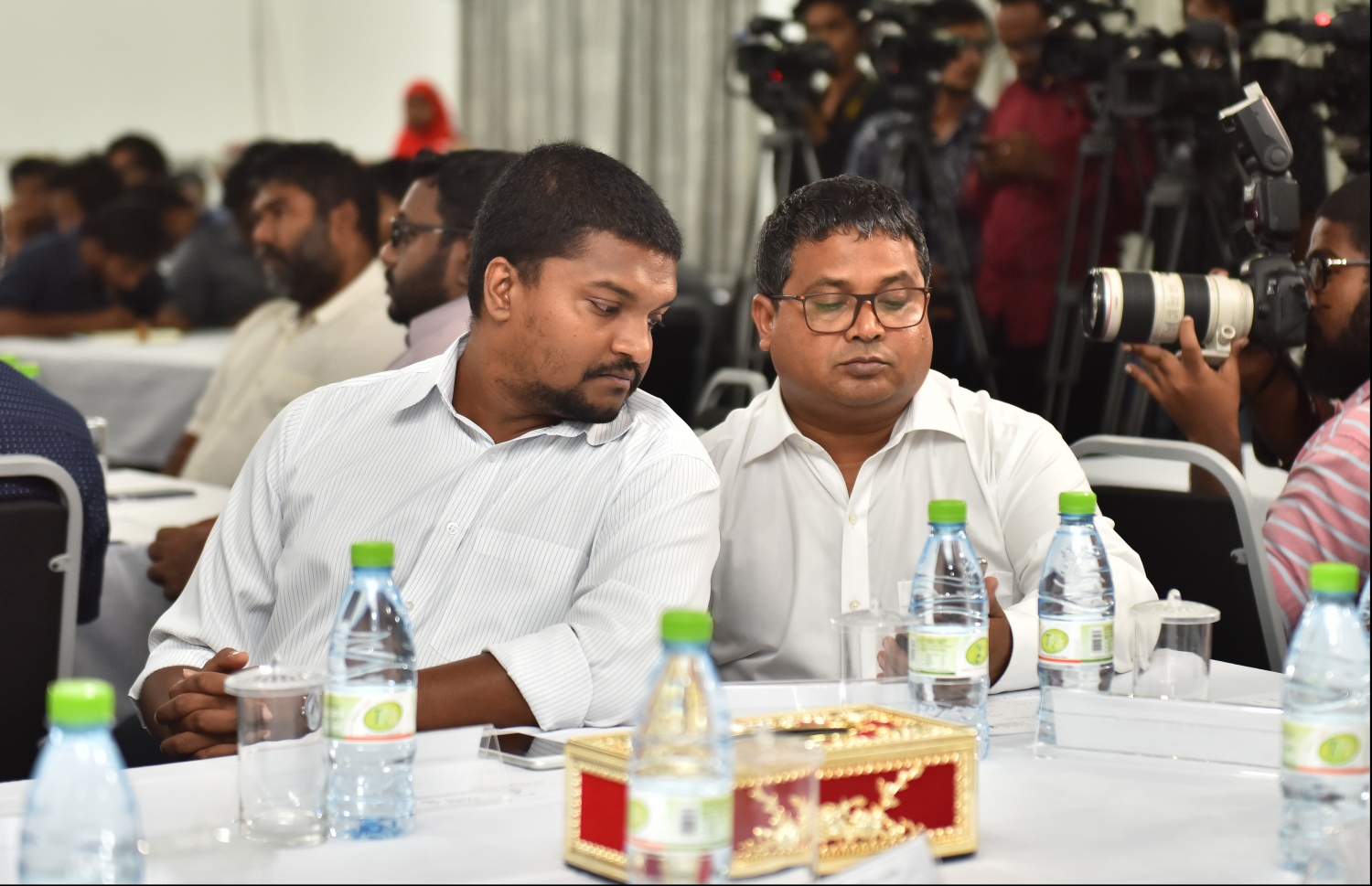 މާލެ: ޖޫން 7 2018- މި އަހަރުގެ ރިޔާސީ އިންތިޚާބު ބާއްވާނެ ތާރީޚު އިއުލާން ކުރުމަށް ބޭއްވި ރަސްމިއްޔާތުގައި، އިދިކޮޅު ދެ ޕާޓީ ކަމަށްވާ ޖުމްހޫރީ ޕާޓީގެ ޑެޕިއުޓީ ލީޑަރު ޑރ. ހުސައިން ރަޝީދު ހަސަން (ކ) އަދި އެންމެ ބޮޑު އިދިކޮޅު ޕާޓީގެ ސެކްރެޓަރީ ޖެނެރަލް އަނަސް އަބްދުއްސައްތާރު ބައިވެރިވެވަޑައިގަންނަވަނީ.---ފޮޓޯ: ހުސައިން ވަހީދު/މިހާރު