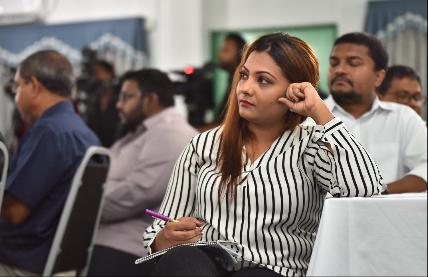 މާލެ: ޖޫން 7 2018- މި އަހަރުގެ ރިޔާސީ އިންތިޚާބު ބާއްވާނެ ތާރީޚު އިއުލާން ކުރުމަށް ބޭއްވި ރަސްމިއްޔާތުގައި ބައިވެރިވެވަޑައިގެންނެވި ބައެއް ބޭފުޅުން.---ފޮޓޯ: ހުސެއިން ވަހީދު/މިހާރު
