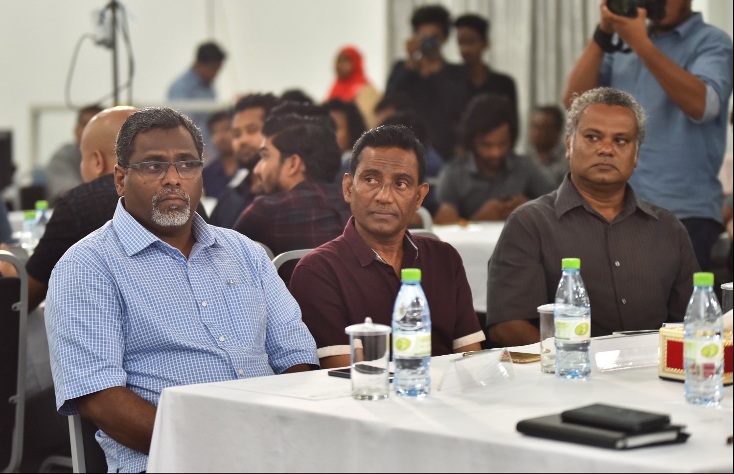 މާލެ: ޖޫން 7 2018- ރިޔާސީ އިންތިޚާބު ބާއްވާނެ ތާރީޚު އިއުލާން ކުރުމަށް ބޭއްވި ރަސްމިއްޔާތުގައި ސިޔާސީ ޕާޓީތަކުގެ ބައެއް މަންދޫބުން ބައިވެރިވެވަޑައިގަންނަވަނީ: އިންތިޚާބު އޮންނާނީ ސެޕްޓެމްބަރު 23 ވާ އާދިއްތަ ދުވަހު.---ފޮޓޯ: ހުސައިން ވަހީދު/މިހާރު