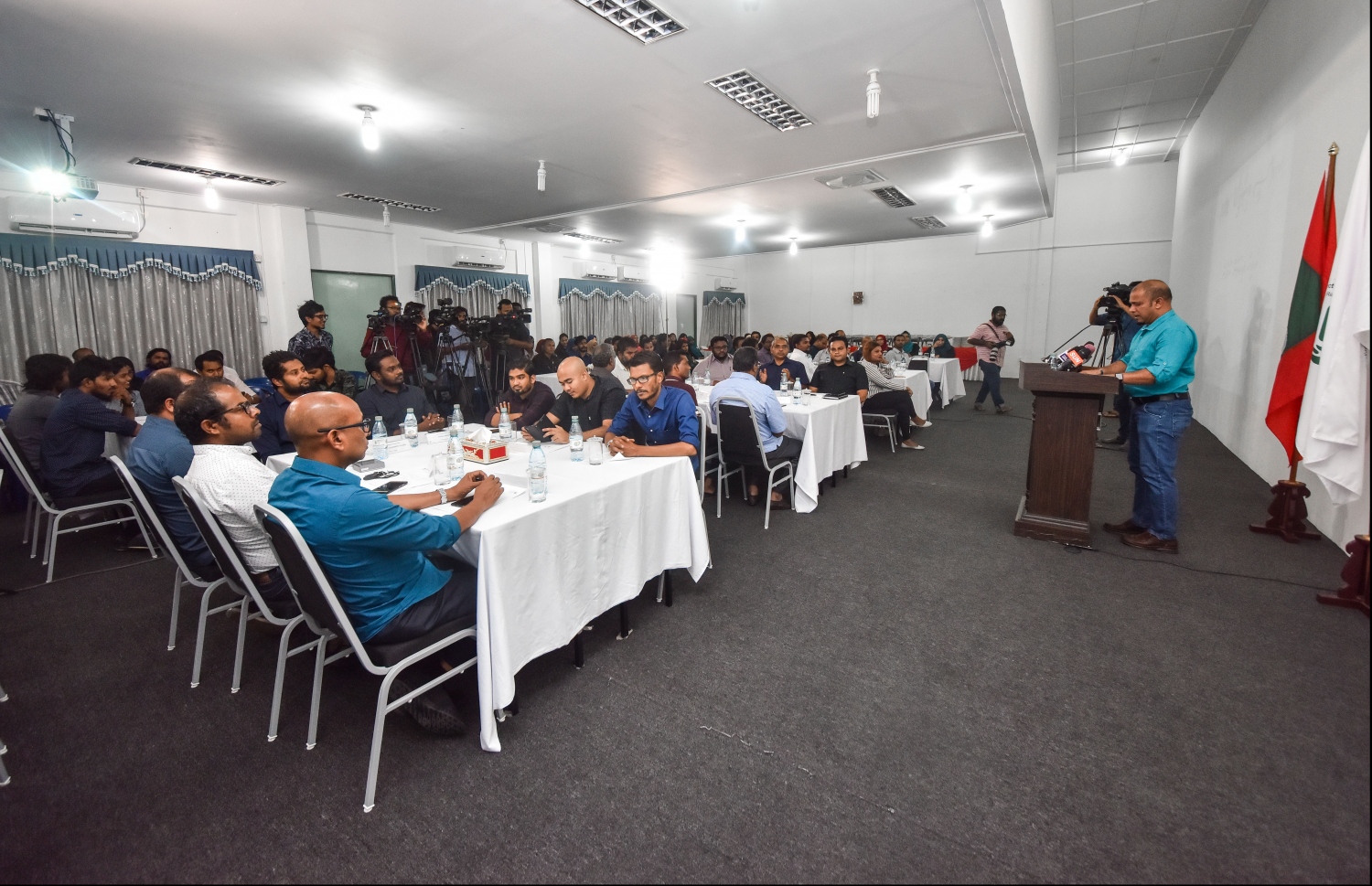 މާލެ: ޖޫން 7 2018- މި އަހަރުގެ ރިޔާސީ އިންތިޚާބު ބާއްވާނެ ތާރީޚު އިއުލާން ކުރުމަށް ބޭއްވި ރަސްމިއްޔާތުގައި އިލެކްޝަންސް ކޮމިޝަންގެ ރައީސް އަހުމަދު ޝަރީފް ވާހަކަ ދައްކަވަނީ: އޭނާ ވިދާޅުވީ، ސެޕްޓެމްބަރު 23 ގައި ބާއްވާ ރިޔާސީ އިންތިޚާބަކީ މިހާތަނަށް އެންމެ ބޮޑަށް ދުނިޔެ އަށް ހުޅުވާލައިގެން ބާއްވާ އިންތިޚާބަށް ވާނެ ކަމަށް. އަދި އިންތިޚާބުގެ މިނިވަންކަން ކަށަވަރު ކުރުމަށްޓަކައި، އިންތިޚާބު އޮބްޒާވް ކުރުމުގެ ފުރުސަތު ގިނަ ބަޔަކަށް، އާއްމުކޮށް ހުޅުވާލާނެ ކަމަށް ޝަރީފް ވިދާޅުވި..---ފޮޓޯ: ހުސައިން ވަހީދު/މިހާރު