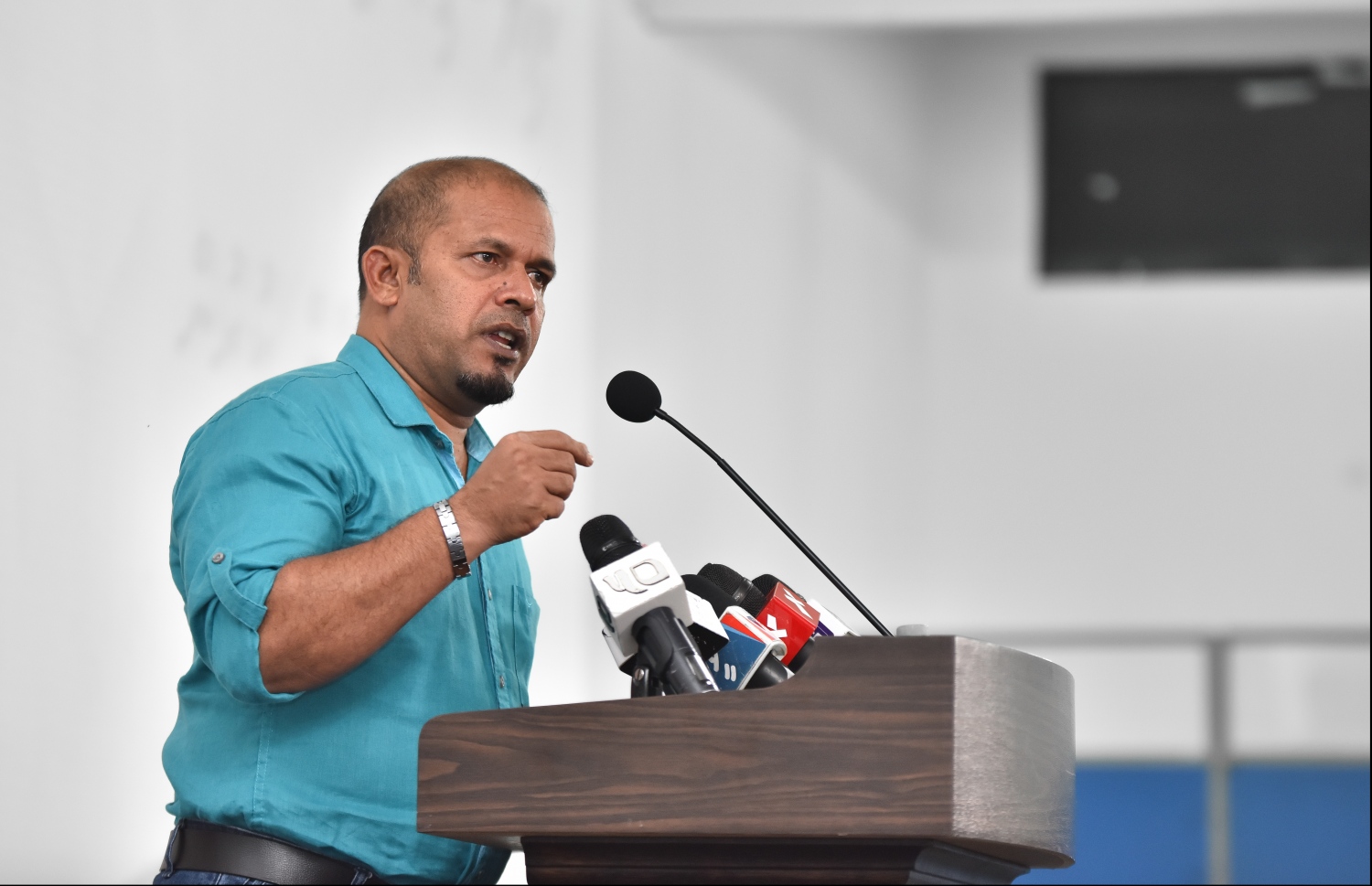 މާލެ: ޖޫން 7 2018- މި އަހަރުގެ ރިޔާސީ އިންތިޚާބު ބާއްވާނެ ތާރީޚު އިއުލާން ކުރުމަށް ބޭއްވި ރަސްމިއްޔާތުގައި އިލެކްޝަންސް ކޮމިޝަންގެ ރައީސް އަހުމަދު ޝަރީފް ވާހަކަ ދައްކަވަނީ: އޭނާ ވިދާޅުވީ، ސެޕްޓެމްބަރު 23 ގައި ބާއްވާ ރިޔާސީ އިންތިޚާބަކީ މިހާތަނަށް އެންމެ ބޮޑަށް ދުނިޔެ އަށް ހުޅުވާލައިގެން ބާއްވާ އިންތިޚާބަށް ވާނެ ކަމަށް. އަދި އިންތިޚާބުގެ މިނިވަންކަން ކަށަވަރު ކުރުމަށްޓަކައި، އިންތިޚާބު އޮބްޒާވް ކުރުމުގެ ފުރުސަތު ގިނަ ބަޔަކަށް، އާއްމުކޮށް ހުޅުވާލާނެ ކަމަށް ޝަރީފް ވިދާޅުވި..---ފޮޓޯ: ހުސައިން ވަހީދު/މިހާރު