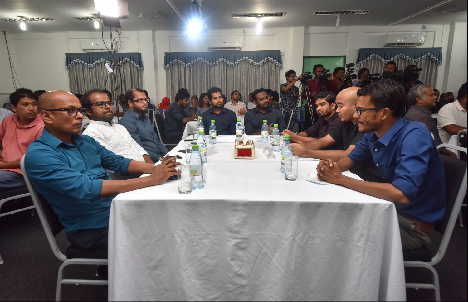 މާލެ: 7 ޖޫން 2018: ރިޔާސީ އިންތިހާބު ބާއްވާނެ ތާރީޚް އިއުލާން ކުރަން، އިންތިހާބާ ބެހޭ މައި މަރުކަޒުގައި ބޭއްވި ރަސްމިއްޔާތުގެ ތެރެއިން: އިންތިހާބު ބޭއްވުމަށް ކަނޑައެޅި ތާރީހަކީ މިއަހަރުގެ ސެޕްޓެމްބަރު 23..--- ފޮޓޯ: ހުސައިން ވަހީދު/މިހާރު