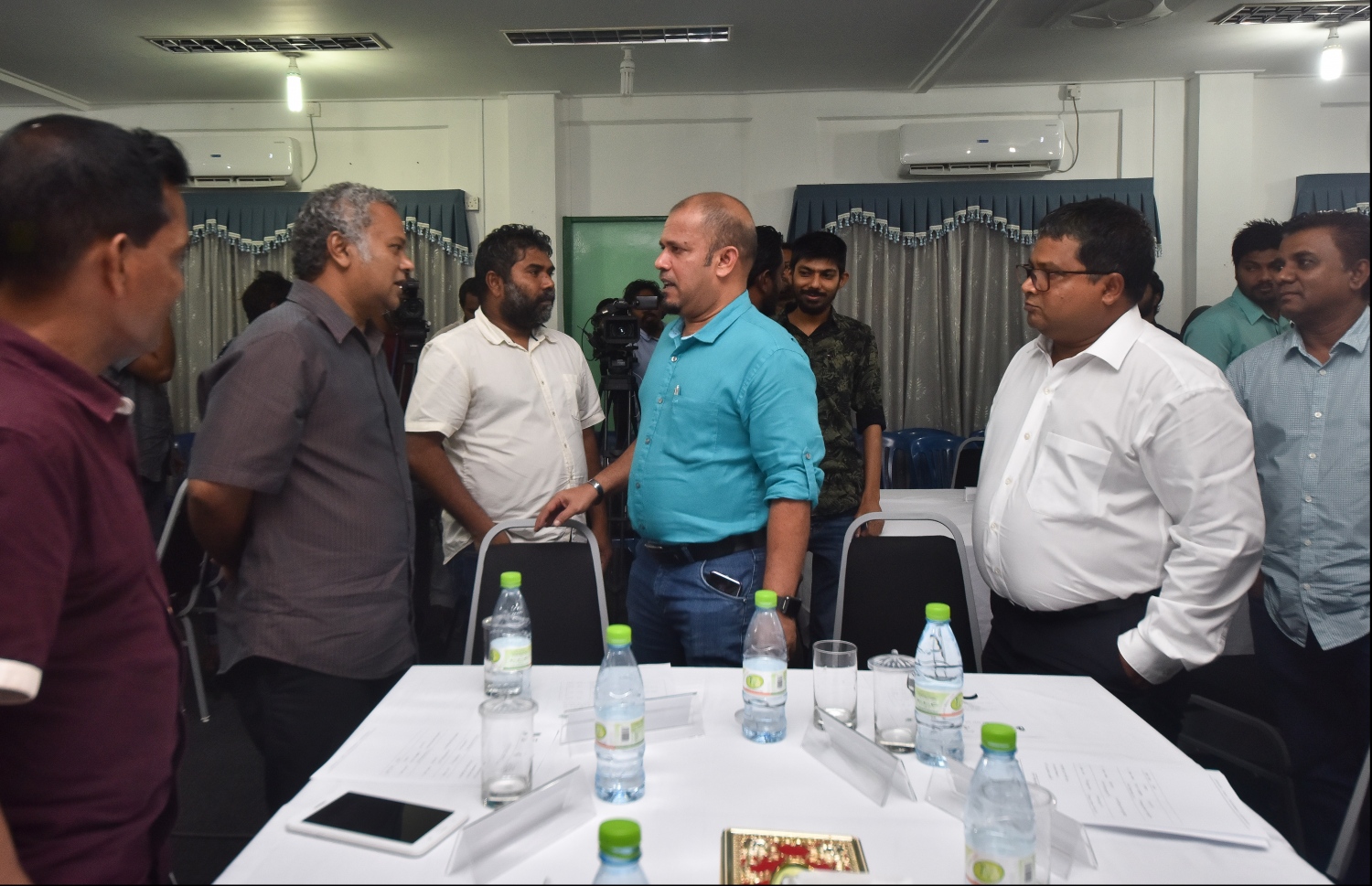 މާލެ: ޖޫން 7 2018- ރިޔާސީ އިންތިޚާބު ބާއްވާނެ ތާރީޚު އިއުލާން ކުރުމަށް ބޭއްވި ރަސްމިއްޔާތުގައި އިލެކްޝަންސް ކޮމިޝަންގެ ރައީސް އަހްމަދު ޝަރީފާއި ސިޔާސީ ޕާޓީތަކުގެ ބައެއް އިސްވެރިން މަޝްވަރާ ކުރައްވަނީ: ރިޔާސީ އިންތިޚާބަށް ނަން ހުށަހެޅުމުގެ ފުރުސަތު ހުޅުވާލާނީ އަންނަ ޖުލައި 15 އިން ފެށިގެން 10 ދުވަހުގެ މުއްދަތަށް.--- ފޮޓޯ: ހުސައިން ވަހީދު/މިހާރު