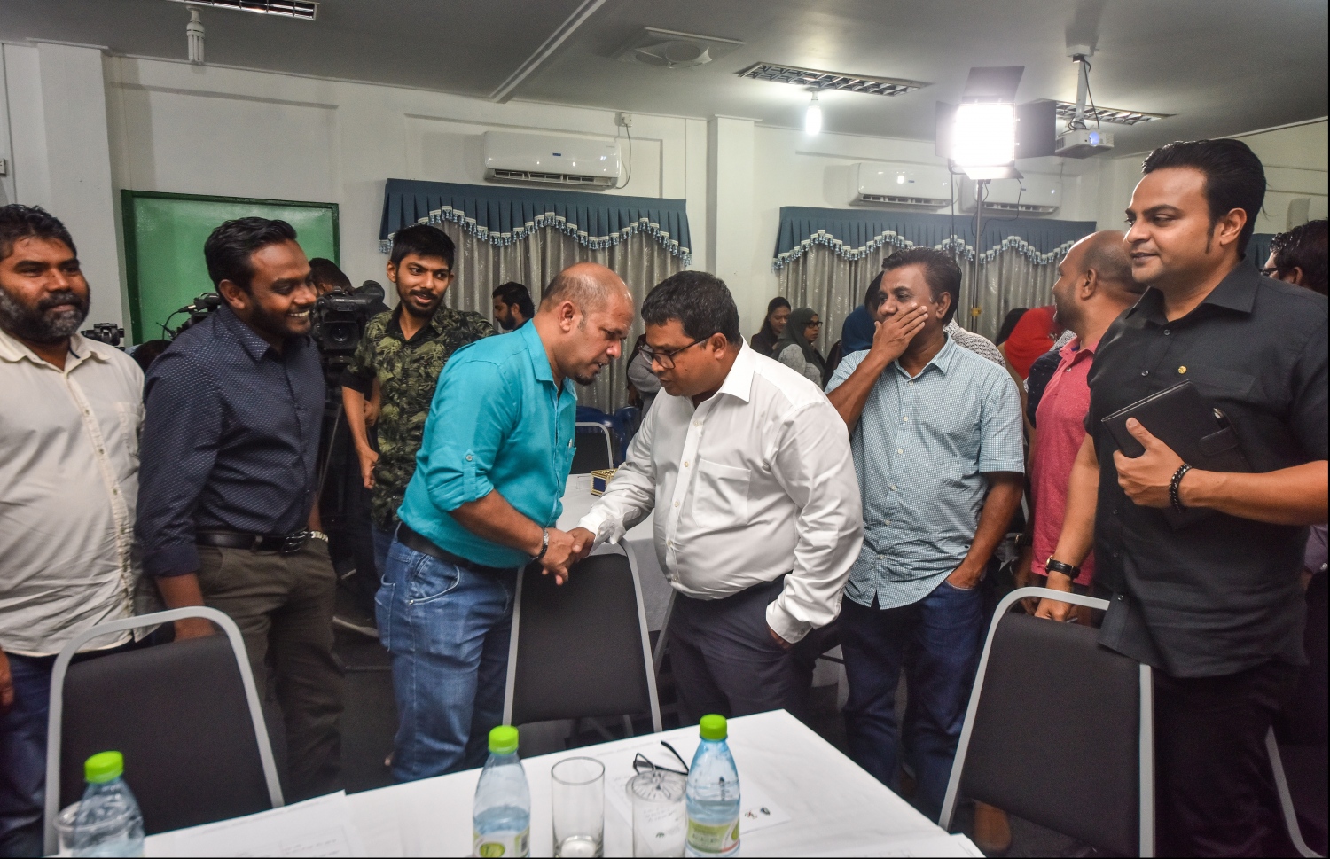 އިލެކްޝަން ކޮމިޝަންގެ ރައީސް ޝަރީފް، ޖުމްހޫރީ ޕާޓީގެ ޑެޕިއުޓީ ލީޑަރު ޑރ. ހުސައިންއާ ސަލާމް ކުރައްވަނީ-- ފޮޓޯ: ހުސައިން ވަހީދު/މިހާރު