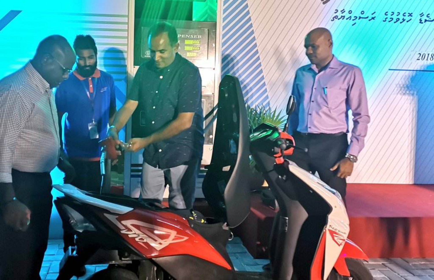 ތިނަދޫގައި ގާއިމުކުރި ފިއުލް ޝެޑް، އެސްޓީއޯގެ އެމްޑީ ޝަހީރު (މ) ރަސްމީކޮށް ހުޅުއްވައި ދެއްވަނީ. - ފޮޓޯ: އެސްޓީއޯ