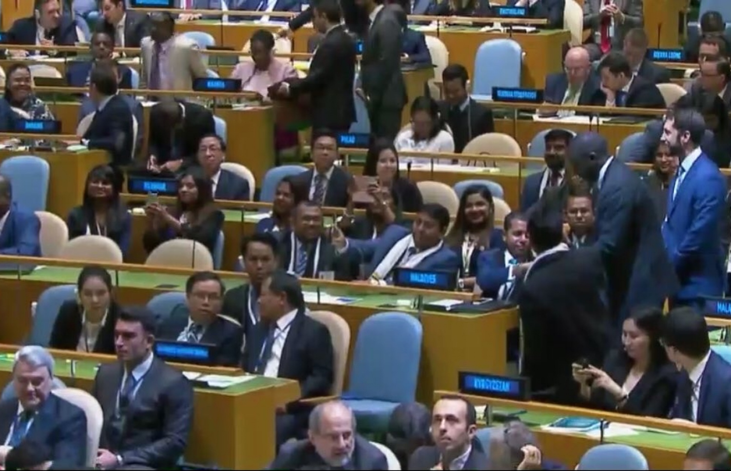 އދ. ގެ އާންމު މަޖިލީހުން މިރޭ ބޭއްވި ބައްދަލުވުމުގައި ދިވެހިރާއްޖޭގެ ވަފްދު ވޯޓު ލަނީ.