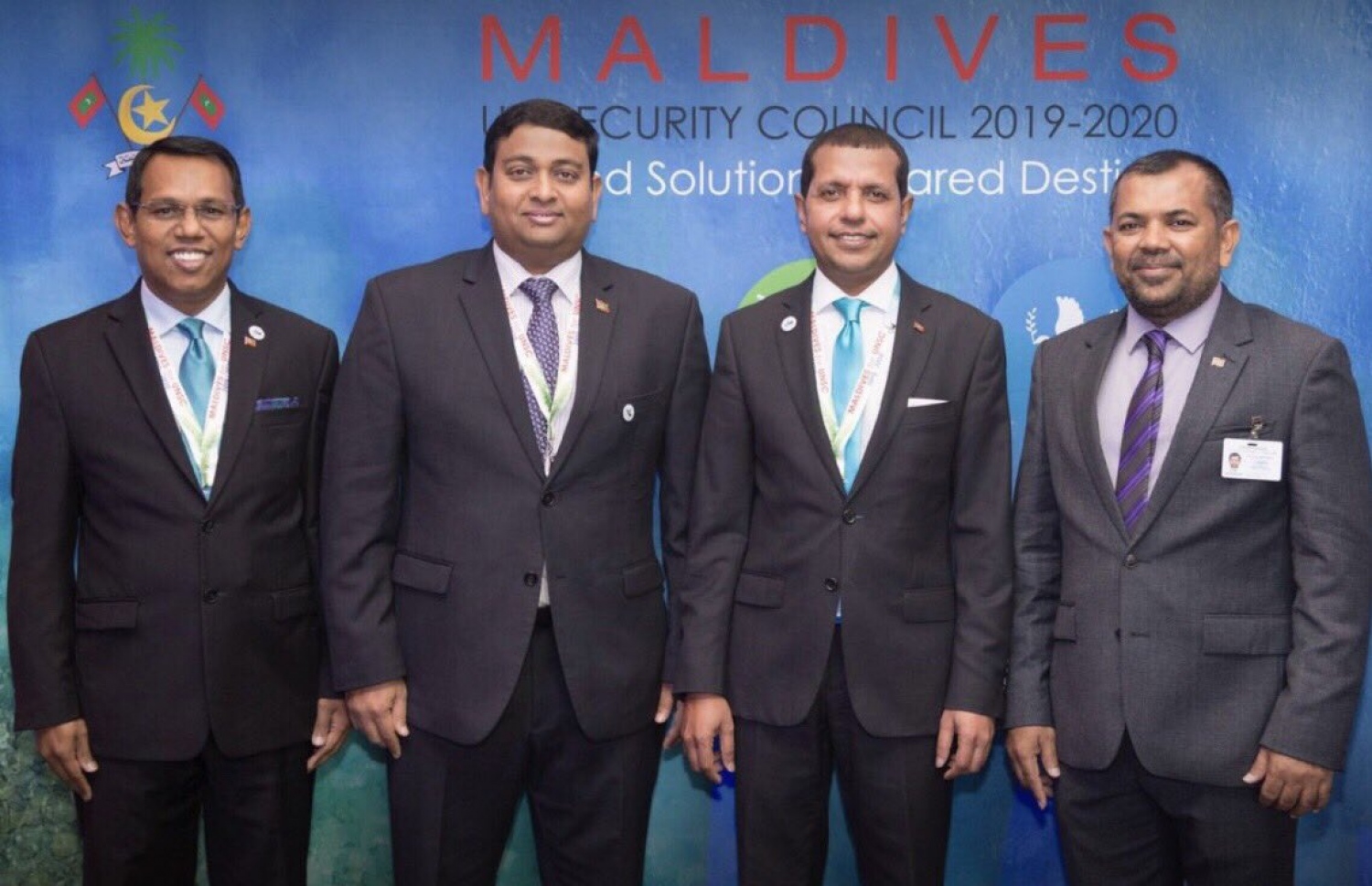 އދ. ގެ އާންމު މަޖިލީހުގެ މިރޭގެ ބައްދަލުވުމުގައި ބައިވެރިވި ދިވެހި ސަރުކާރުގެ ވަފުދު. (ކ-ވ) ޓޫރިޒަމް މިނިސްޓަރު ޒަމީރު، އދ.ގައި ހުންނަވާ ރާއްޖޭގެ ސަފީރު އަލީ ނަސީރު، ފިޝަރީޒް މިނިސްޓަރު ޑރ. ޝައިނީ އަދި ފޮރިން ސެކްރެޓަރީ ސަރީރު.