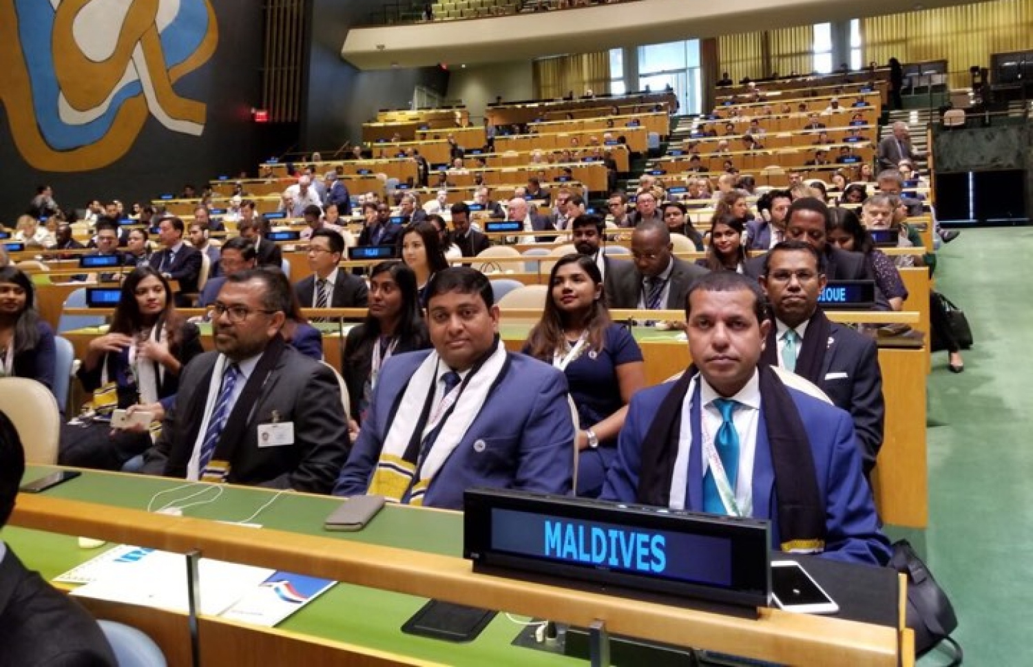 އދ. ގެ އާންމު މަޖިލީހުގެ މިރޭގެ ބައްދަލުވުމުގައި ރާއްޖޭގެ ވަފްދު. (ކ-ވ) ސަފީރު އަލީ ނަސީރު، ފިޝަރީޒް މިނިސްޓަރު ޝައިނީ، އަދި ޓޫރިޒަމް މިނިސްޓަރު ޒަމީރު.