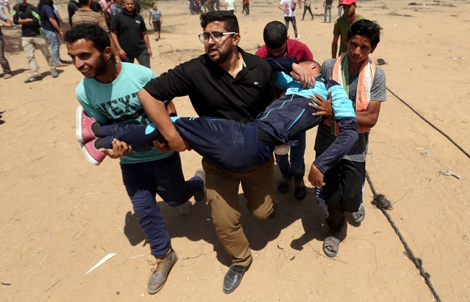 އިޒްރޭލުގެ އަޅުވެތިކަމާ ދެކޮޅަށް ފަލަސްތީނު ރައްޔިތުން ފަށައިގެން މިހާރު ކުރަމުންދާ ސިލްސިލާ މުޒާހަރާތަކުގެ ތެރެއިން އިއްޔެގެ މުޒާހަރާގައި އިޒްރޭލު ސިފަައިން ދިން ހަމަލާގައި ޒަޚަމްވި ފަލަސްތީނު މީހަކު ފަރުވާ ދިނުމަށް ގެންދަނީ. --ފޮޓޯ އަލްޖަޒީރާ