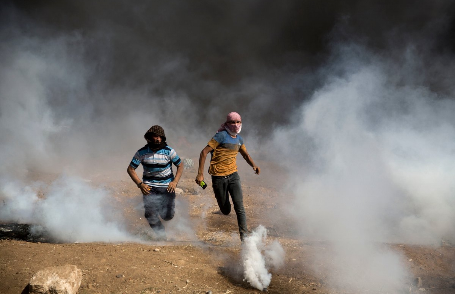 އިޒްރޭލުގެ އަޅުވެތިކަމާ ދެކޮޅަށް ފަލަސްތީނު ރައްޔިތުން ފަށައިގެން މިހާރު ކުރަމުންދާ ސިލްސިލާ މުޒާހަރާތަކުގެ ތެރެއިން އިއްޔެގެ މުޒާހަރާ ރޫޅާލުމަށް އިޒްރޭލު ސިފަައިން ކަރުނަގޭސް ޖެހުމުން ފަލަސްތީނު މީހުން ދުވަނީ. --ފޮޓޯ އަލްޖަޒީރާ