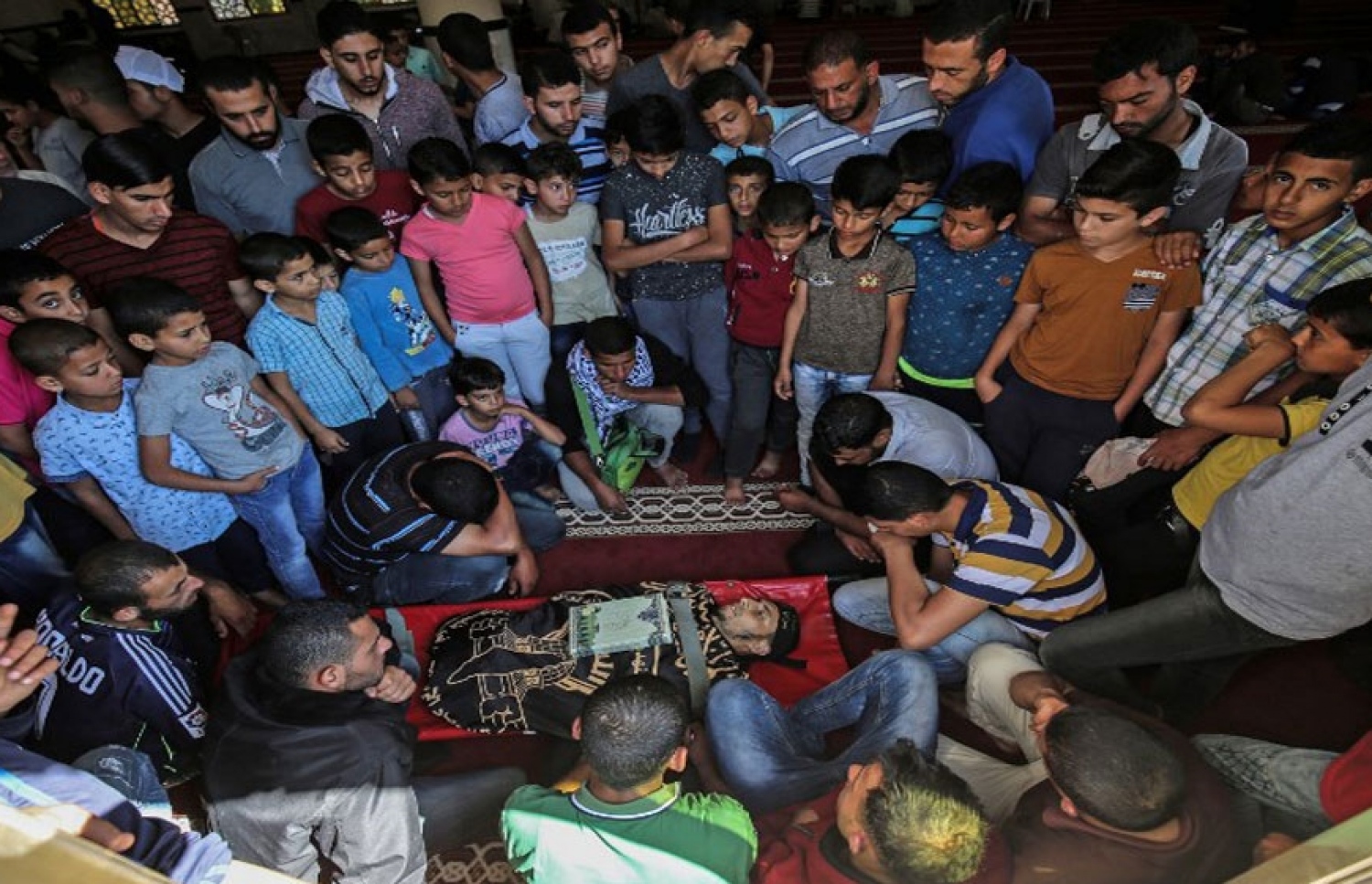 އިޒްރޭލުގެ އަޅުވެތިކަމާ ދެކޮޅަށް ފަލަސްތީނު ރައްޔިތުން ފަށައިގެން މިހާރު ކުރަމުންދާ ސިލްސިލާ މުޒާހަރާތައް ހުއްޓުވުމަށް އިޒްރޭލު ސިފައިން ދިން ހަމަލާތަކުގައި ޝަހީދުވި ފަލަސްތީނު މީހެއްގެ ޖަނާޒާ ކުރިއަށް ދަނީ. --ފޮޓޯ އަލްޖަޒީރާ