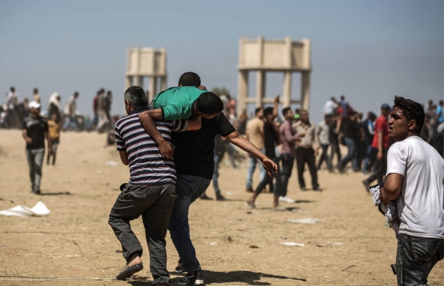 އިޒްރޭލުގެ އަޅުވެތިކަމާ ދެކޮޅަށް ފަލަސްތީނު ރައްޔިތުން ފަށައިގެން މިހާރު ކުރަމުންދާ ސިލްސިލާ މުޒާހަރާތަކުގެ ތެރެއިން އިއްޔެގެ މުޒާހަރާގައި އިޒްރޭލު ސިފަައިން ދިން ހަމަލާގައި ޒަޚަމްވި ފަލަސްތީނު މީހަކަށް ފަރުވާ ދިނުމަށް ގެންދަނީ. --ފޮޓޯ އަލްޖަޒީރާ