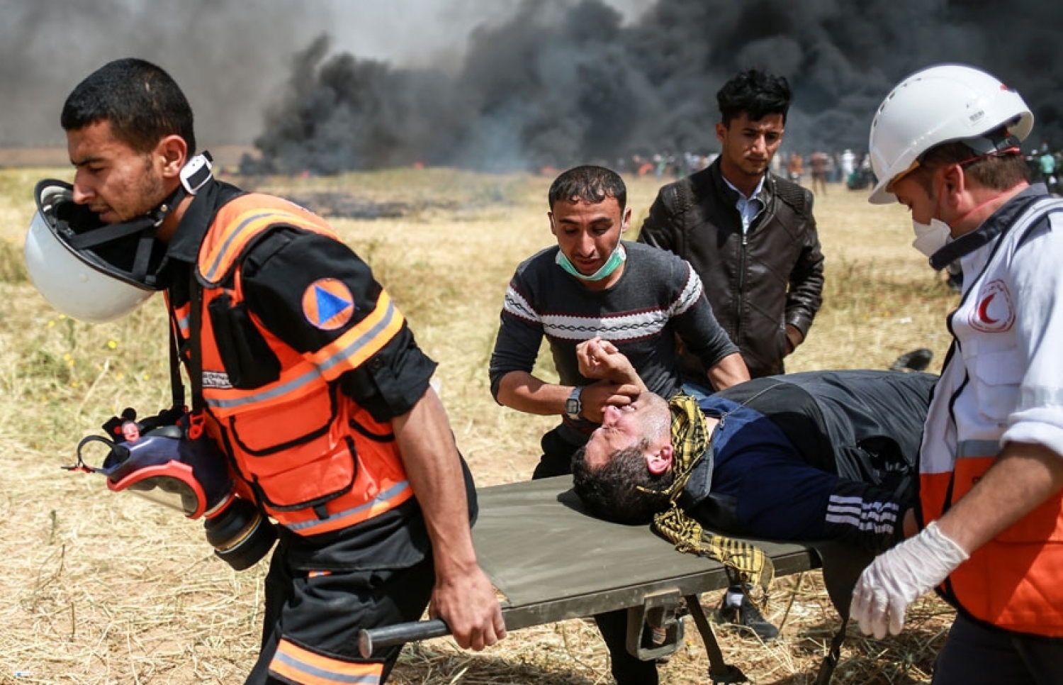 އިޒްރޭލުގެ އަޅުވެތިކަމާ ދެކޮޅަށް ފަލަސްތީނު ރައްޔިތުން ފަށައިގެން މިހާރު ކުރަމުންދާ ސިލްސިލާ މުޒާހަރާތައް ހުއްޓުވުމަށް އިޒްރޭލު ސިފައިން ބަޑިޖެހުމުން ޒަޚަމްވި ފަލަސްތީނު މީހަކަށް ފަރުވާ ދިނުމަށް ގެންދަނީ. --ފޮޓޯ އަލްޖަޒީރާ