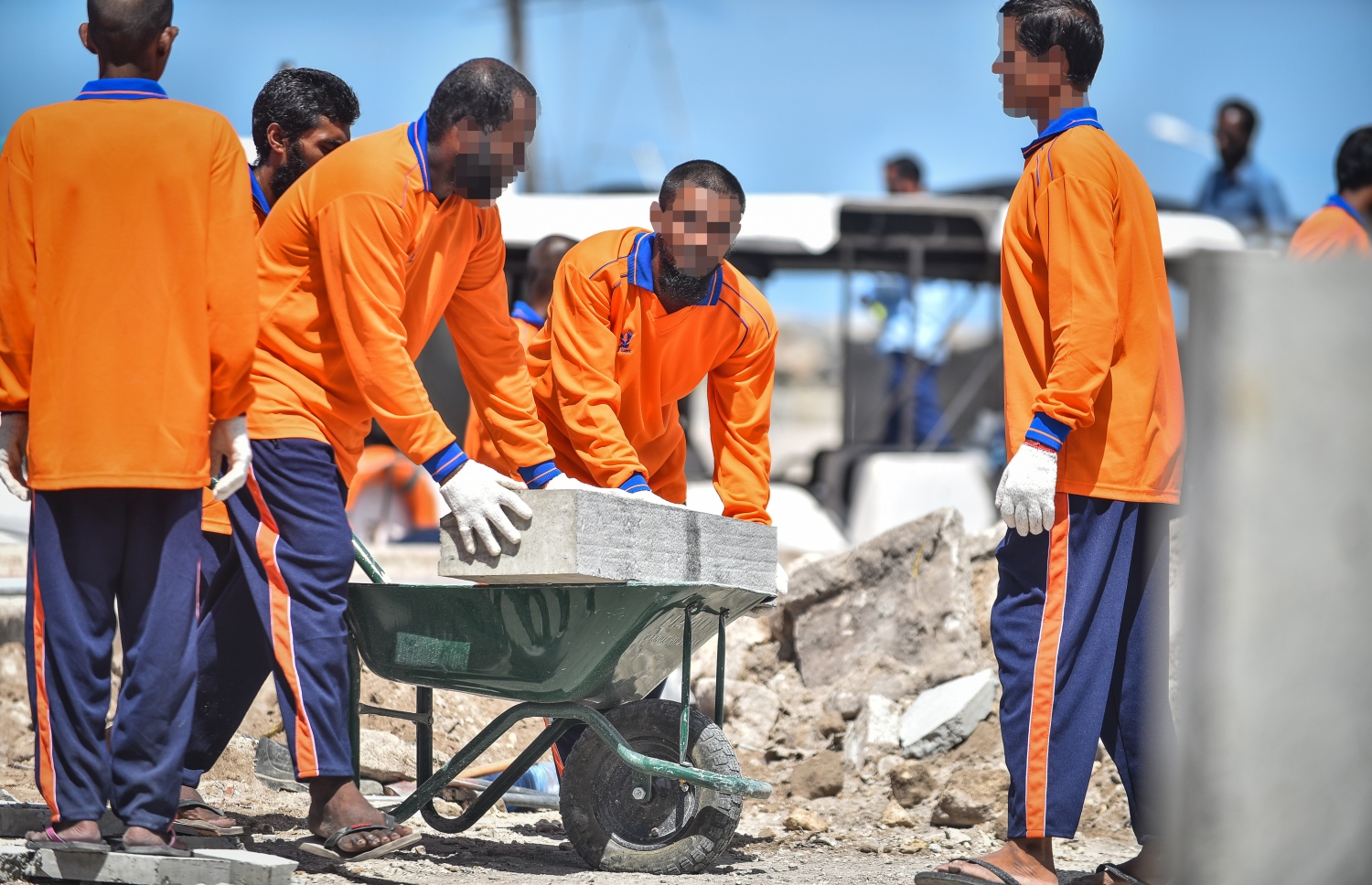 މާލޭގެ ބޮޑުތަކުރުފާނު މަގު ހެދުމުގެ މަސައްކަތުގައި ގައިދީން-- ފޮޓޯ: ނިޝާން އަލީ/މިހާރު