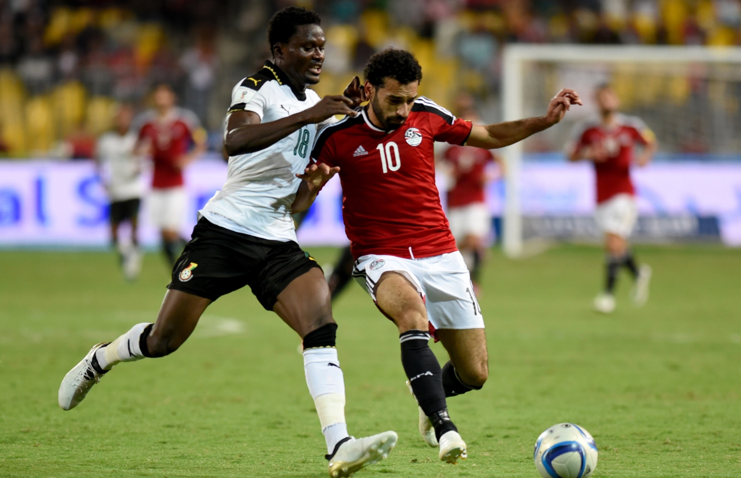 މިސްރުގެ މުހައްމަދު ސަލާހް (ކ) އަތުން ބޯޅަ ހޯދަން ގާނާގެ ޑެނިއަލް އަމާޓޭ މަސައްކަތްކުރަނީ. --ފޮޓޯ: އޭއެފްޕީ