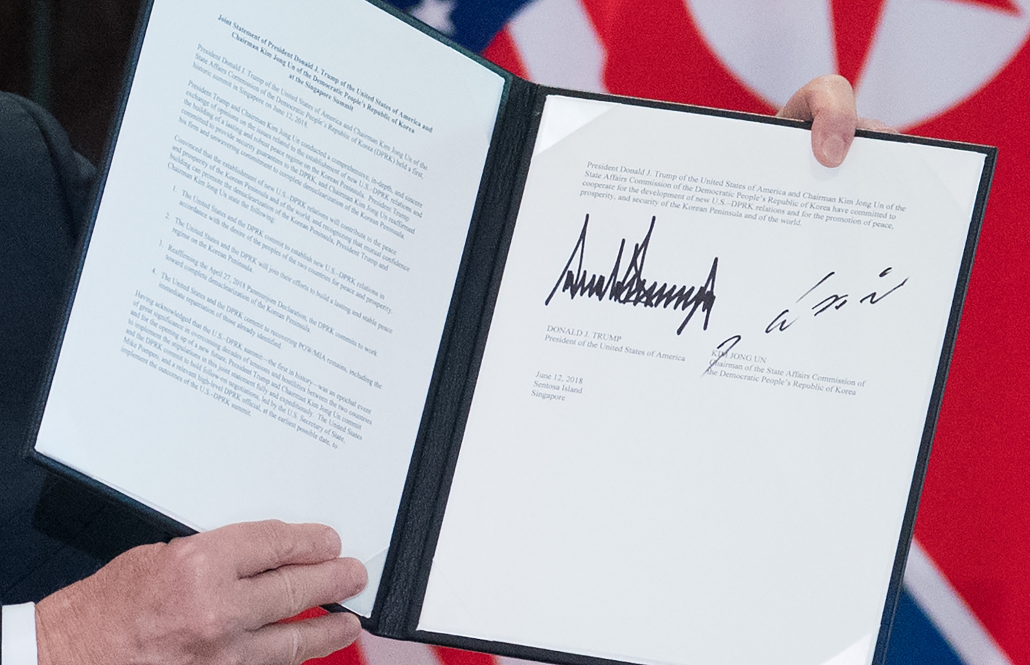 މިއަދު ސޮއިކުރި އެއްބަސްވުން ޓްރަމްޕް ނޫސްވެރިންނަށް ދައްކާލައްވަނީ - ފޮޓޯ: އޭއެފްޕީ