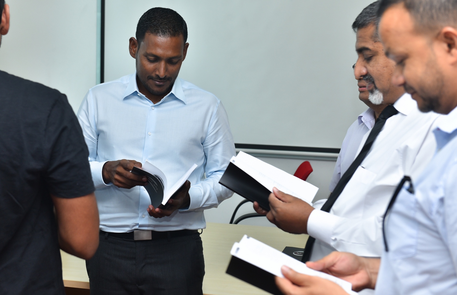 މަޝްހޫރު ބައެއް ގާނޫނީ ވަކީލުން ރަދީފު ފޮތް ކިޔުއްވަނީ-- ފޮޓޯ: އަހުމަދު ނިޝާތު/މިހާރު