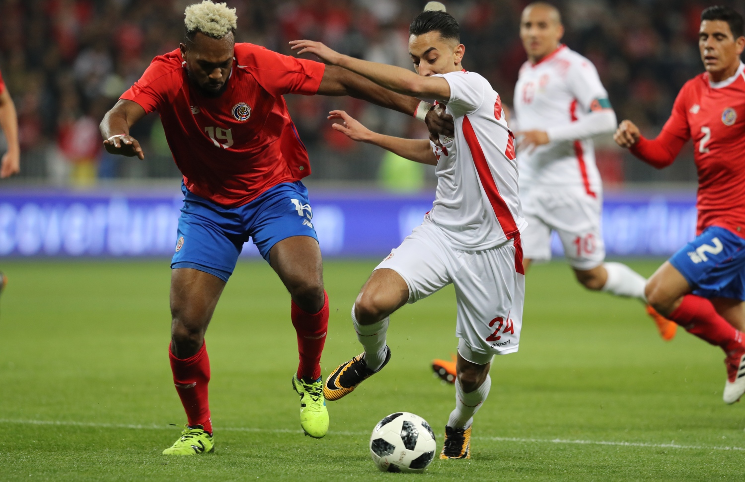 ޓިއުނީޝިއާގެ ކުޅުންތެރިއެއްގެ އަތުން ބޯޅަ ހޯދަން ކޮސްޓާ ރީކާގެ ކެންޑަލް ވަސްޓަން (ވ) މަސައްކަތްކުރަނީ. --ފޮޓޯ: އޭއެފްޕީ