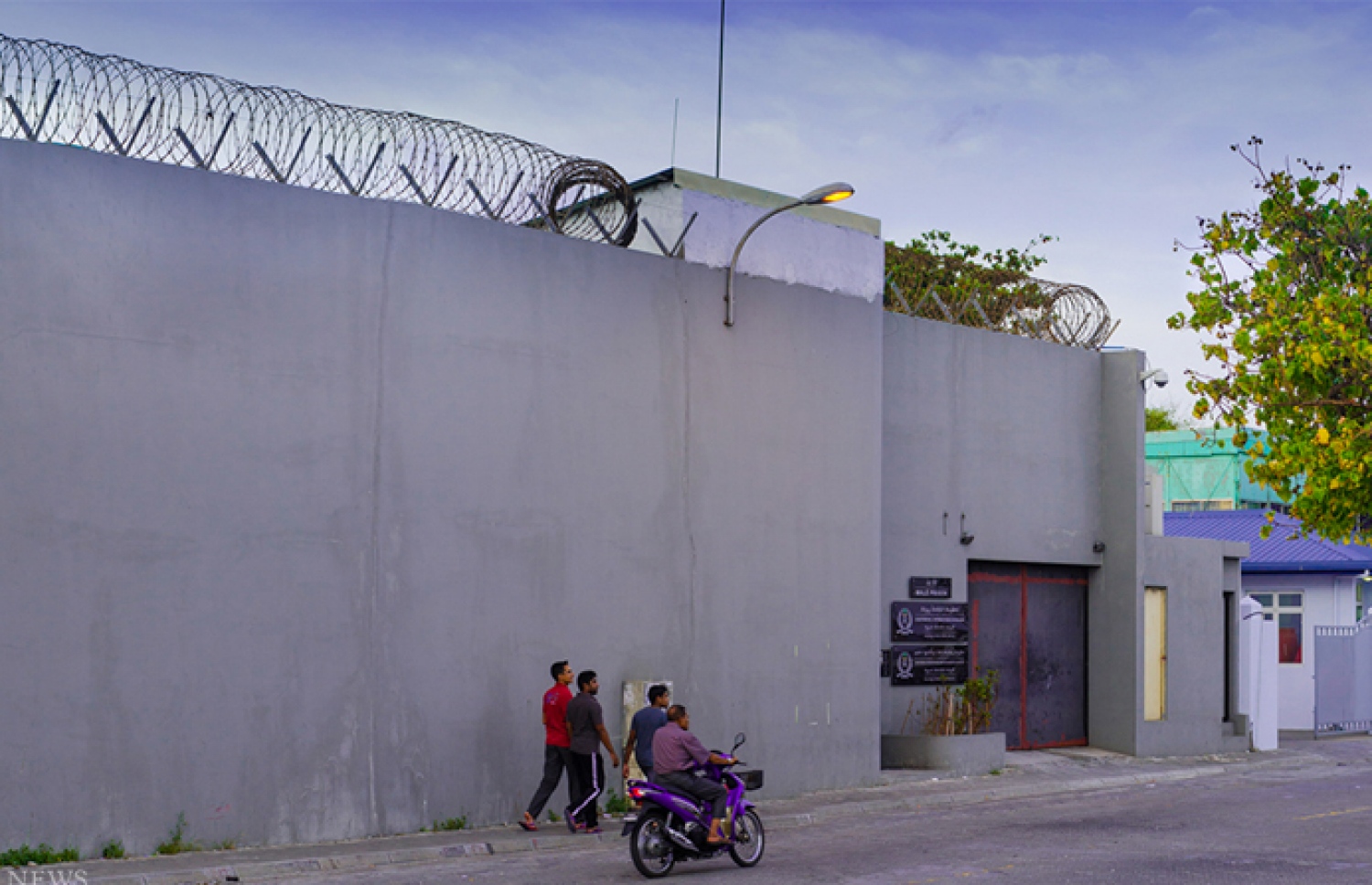 މާލެ ޖަލު. ހުކުމެއް ނެތި އެތައް ބަޔަކު ޖަލުގައި އެތައް ބަޔަކު އެބަތިބި. --- މިހާރު