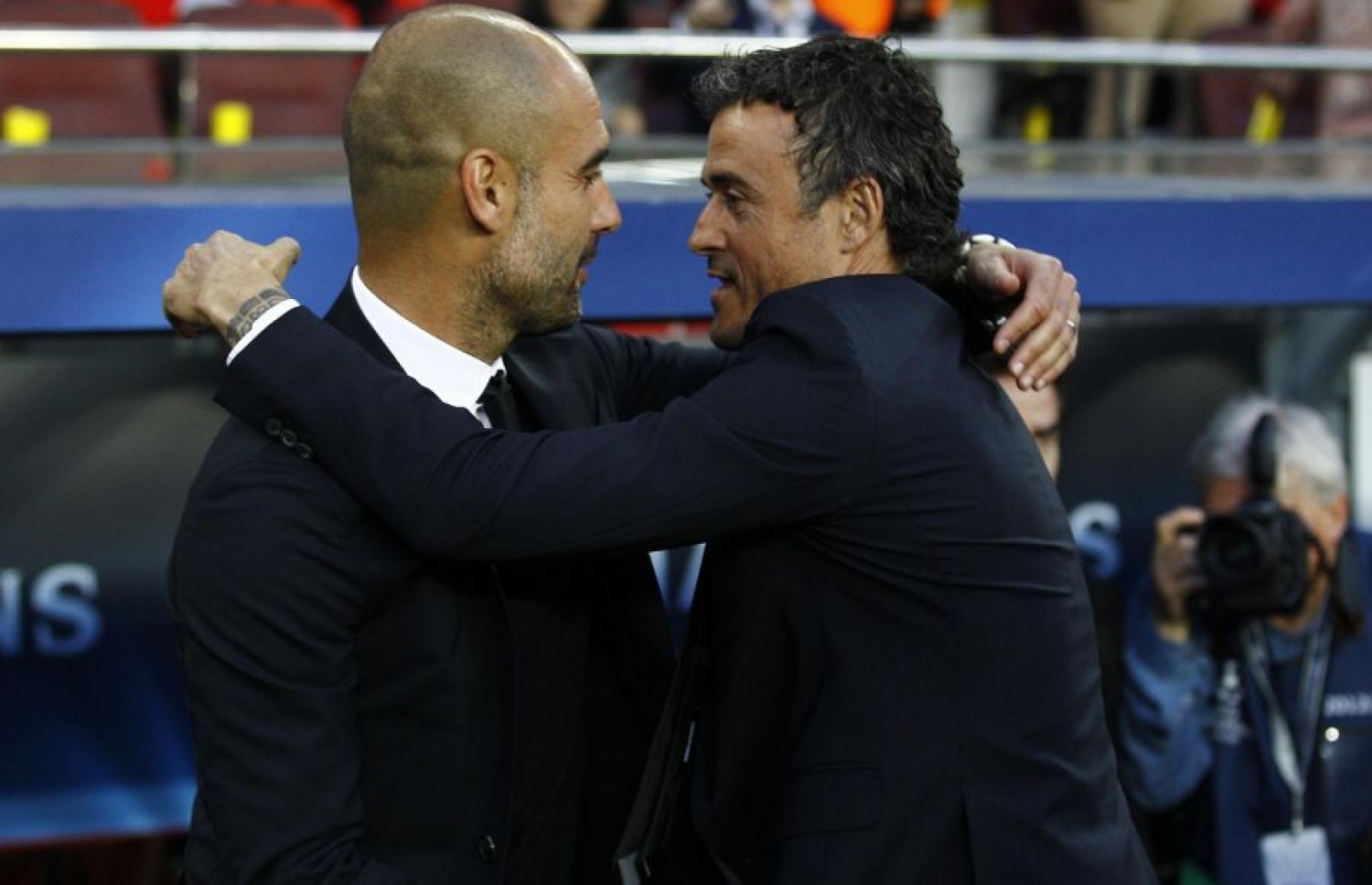 ސްޕެއިންގެ ދެ ކޯޗުން ކަމަށްވާ ލުއިސް އެންރީކޭ (ކ) އާއި ޕެޕް ގާޑިއޯލާ: މި ދެ ކޯޗުން ވަނީ ސްޕެއިންގެ ކޯޗުންގެ ޕޫލުގައި މަސައްކަތްކޮށްފައި.-- ފޮޓޯ: އޭއެފްޕީ