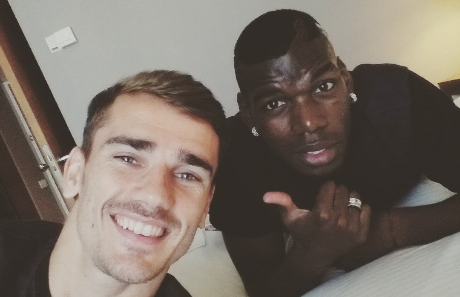 2016 ވަނަ އަހަރުގެ ޔޫރޯ ފުޓްބޯޅަ މުބާރާތުގެ ތެރެއިން ޓީމުގެ ހޮޓެލްތެރޭގައި ފްރާންސްގެ ދެ ކުޅުންތެރިން ކަމަށްވާ ގްރީޒްމަން (ވ) އާއި ޕޮގްބާ ނަގާފައިވާ ސެލްފީއެއް.---