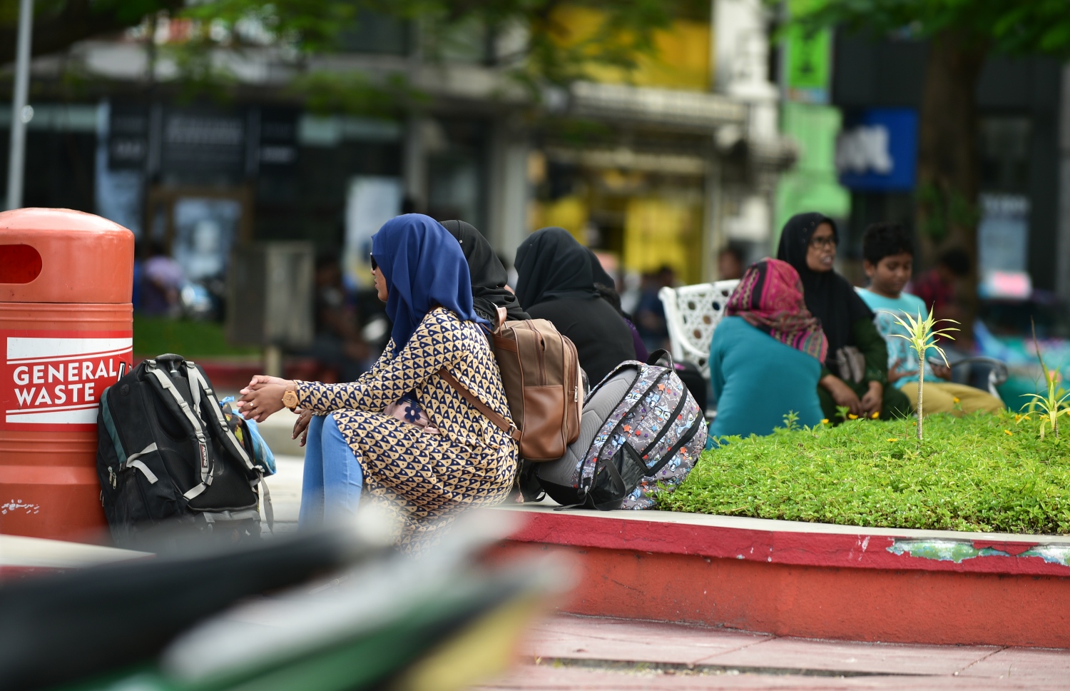 މާލެ: ޖޫން 14، 2018- ރަށަކަށް ފުރުމަށްޓަކައި ބަނދަރުމަތީގައި ބަޔަކު މަޑުކޮށްލައިގެން: އީދު ބަންދާ ދިމާކޮށް ގިނަ ބަޔަކު ވަނީ ބައެއް ރަށްރަށާއި ރިސޯޓުތަކަށް ގޮސްފައި.---ފޮޓޯ: އަހުމަދު ނިޝާތު/މިހާރު