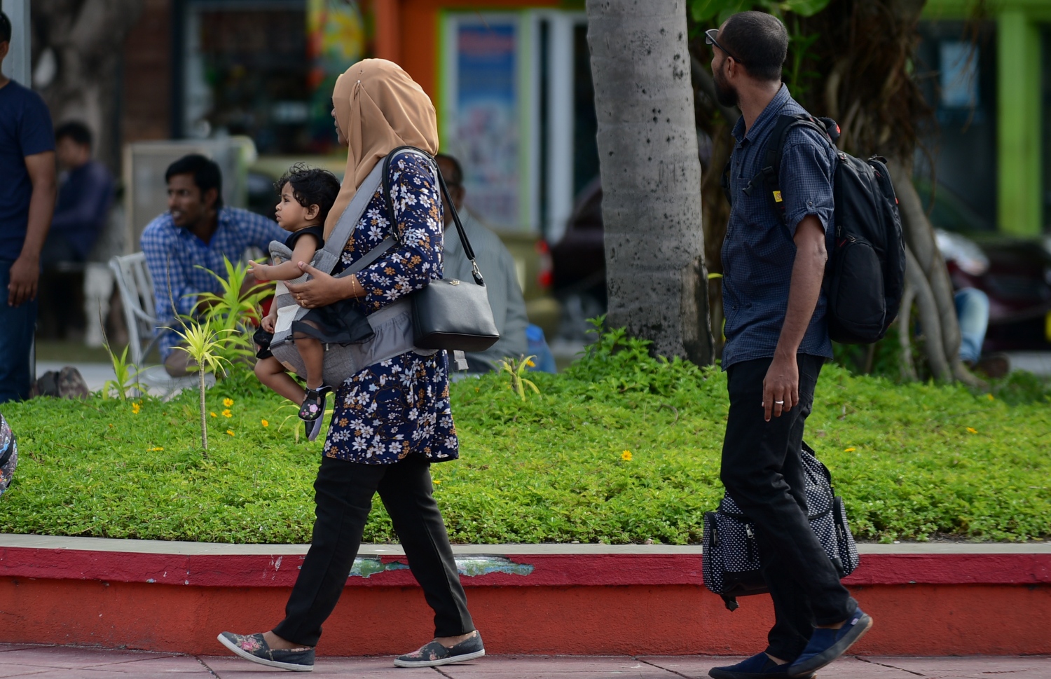 މާލެ: ޖޫން 14، 2018- ރަށަކަށް ފުރުމަށްޓަކައި ބަނދަރުމަތީގައި ބަޔަކު މަޑުކޮށްލައިގެން: އީދު ބަންދާ ދިމާކޮށް ގިނަ ބަޔަކު ވަނީ ބައެއް ރަށްރަށާއި ރިސޯޓުތަކަށް ގޮސްފައި.---ފޮޓޯ: އަހުމަދު ނިޝާތު/މިހާރު