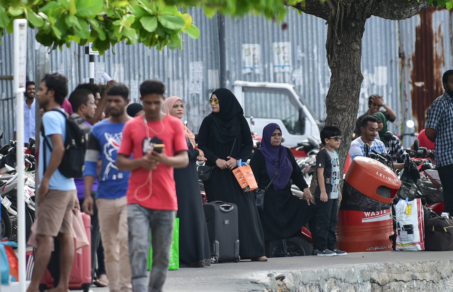 މާލެ: ޖޫން 14، 2018- ރަށަކަށް ފުރުމަށްޓަކައި ބަނދަރުމަތީގައި ބަޔަކު މަޑުކޮށްލައިގެން: އީދު ބަންދާ ދިމާކޮށް ގިނަ ބަޔަކު ވަނީ ބައެއް ރަށްރަށާއި ރިސޯޓުތަކަށް ގޮސްފައި.---ފޮޓޯ: އަހުމަދު ނިޝާތު/މިހާރު