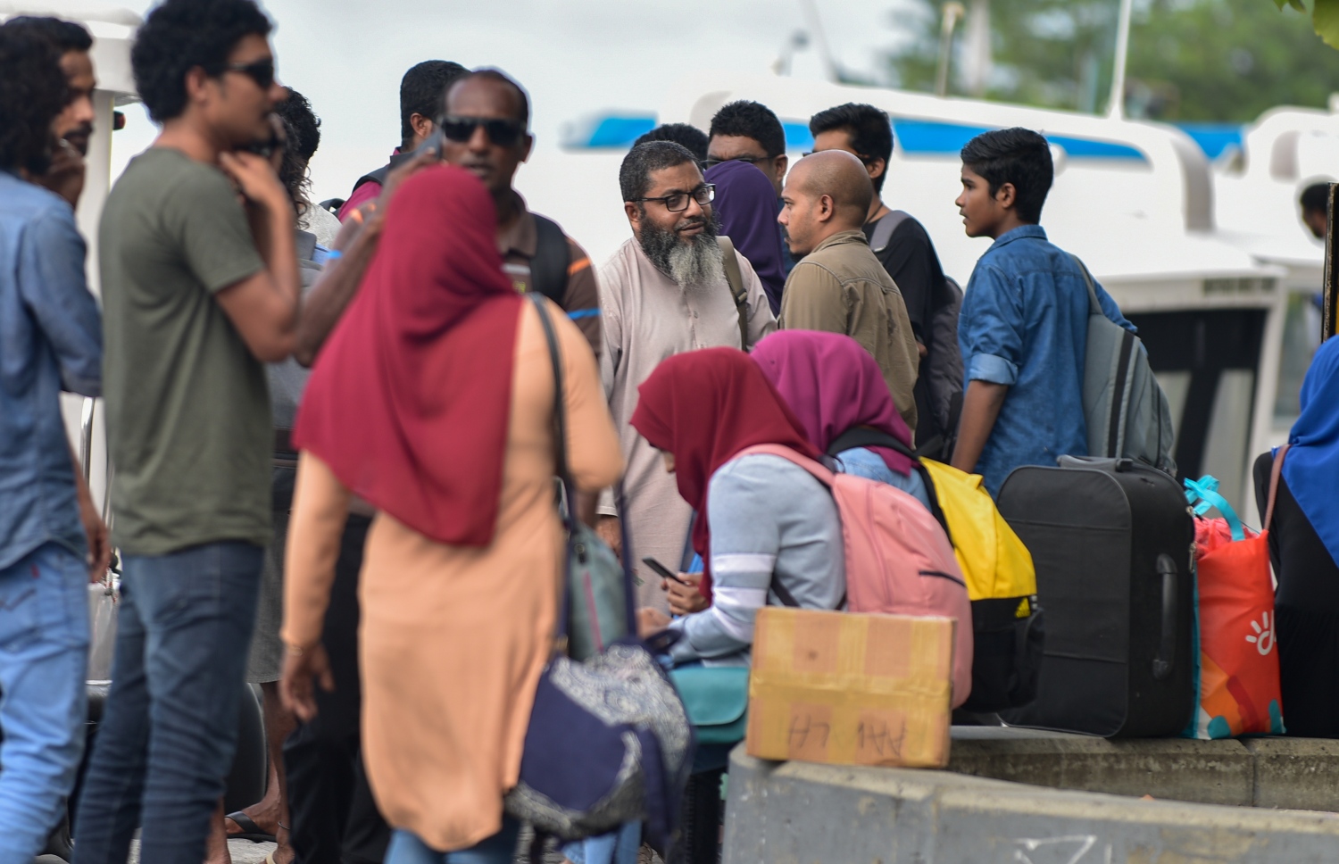 މާލެ: ޖޫން 14، 2018- ރަށަކަށް ފުރުމަށްޓަކައި ބަނދަރުމަތީގައި ބަޔަކު މަޑުކޮށްލައިގެން: އީދު ބަންދާ ދިމާކޮށް ގިނަ ބަޔަކު ވަނީ ބައެއް ރަށްރަށާއި ރިސޯޓުތަކަށް ގޮސްފައި.---ފޮޓޯ: އަހުމަދު ނިޝާތު/މިހާރު