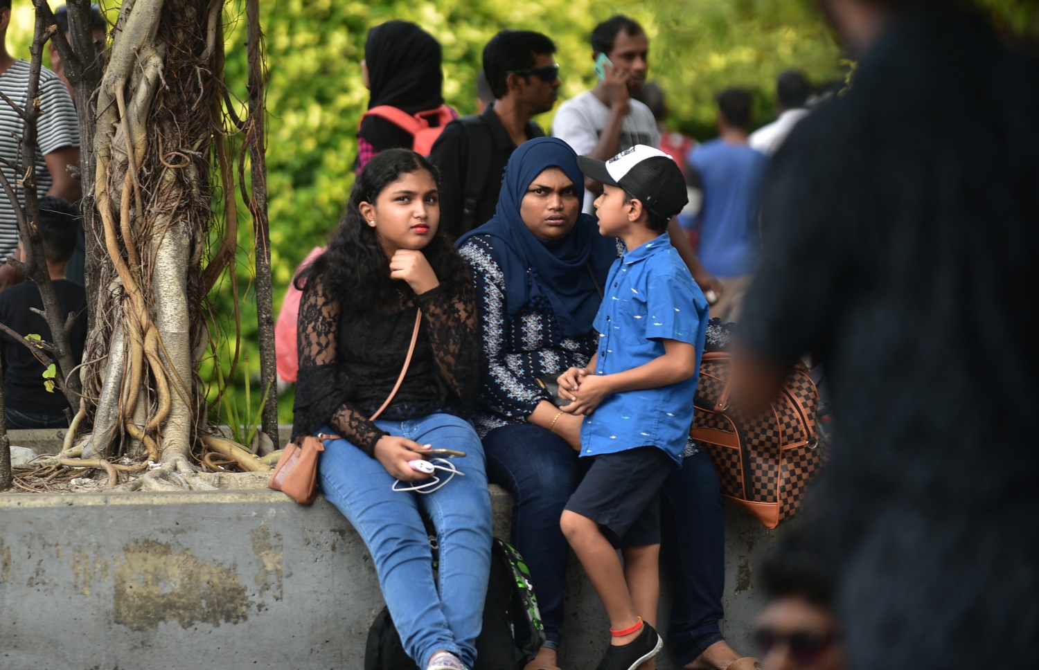 މާލެ: ޖޫން 14، 2018- ރަށަކަށް ފުރުމަށްޓަކައި ބަނދަރުމަތީގައި ބަޔަކު މަޑުކޮށްލައިގެން: އީދު ބަންދާ ދިމާކޮށް ގިނަ ބަޔަކު ވަނީ ބައެއް ރަށްރަށާއި ރިސޯޓުތަކަށް ގޮސްފައި.---ފޮޓޯ: އަހުމަދު ނިޝާތު/މިހާރު