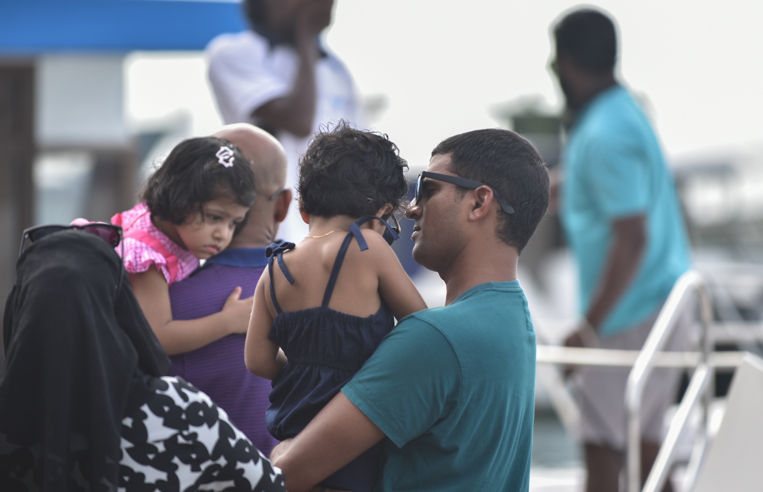 މާލެ: ޖޫން 14، 2018- ރަށަކަށް ފުރުމަށްޓަކައި ބަނދަރުމަތީގައި ބަޔަކު މަޑުކޮށްލައިގެން: އީދު ބަންދާ ދިމާކޮށް ގިނަ ބަޔަކު ވަނީ ބައެއް ރަށްރަށާއި ރިސޯޓުތަކަށް ގޮސްފައި.---ފޮޓޯ: އަހުމަދު ނިޝާތު/މިހާރު