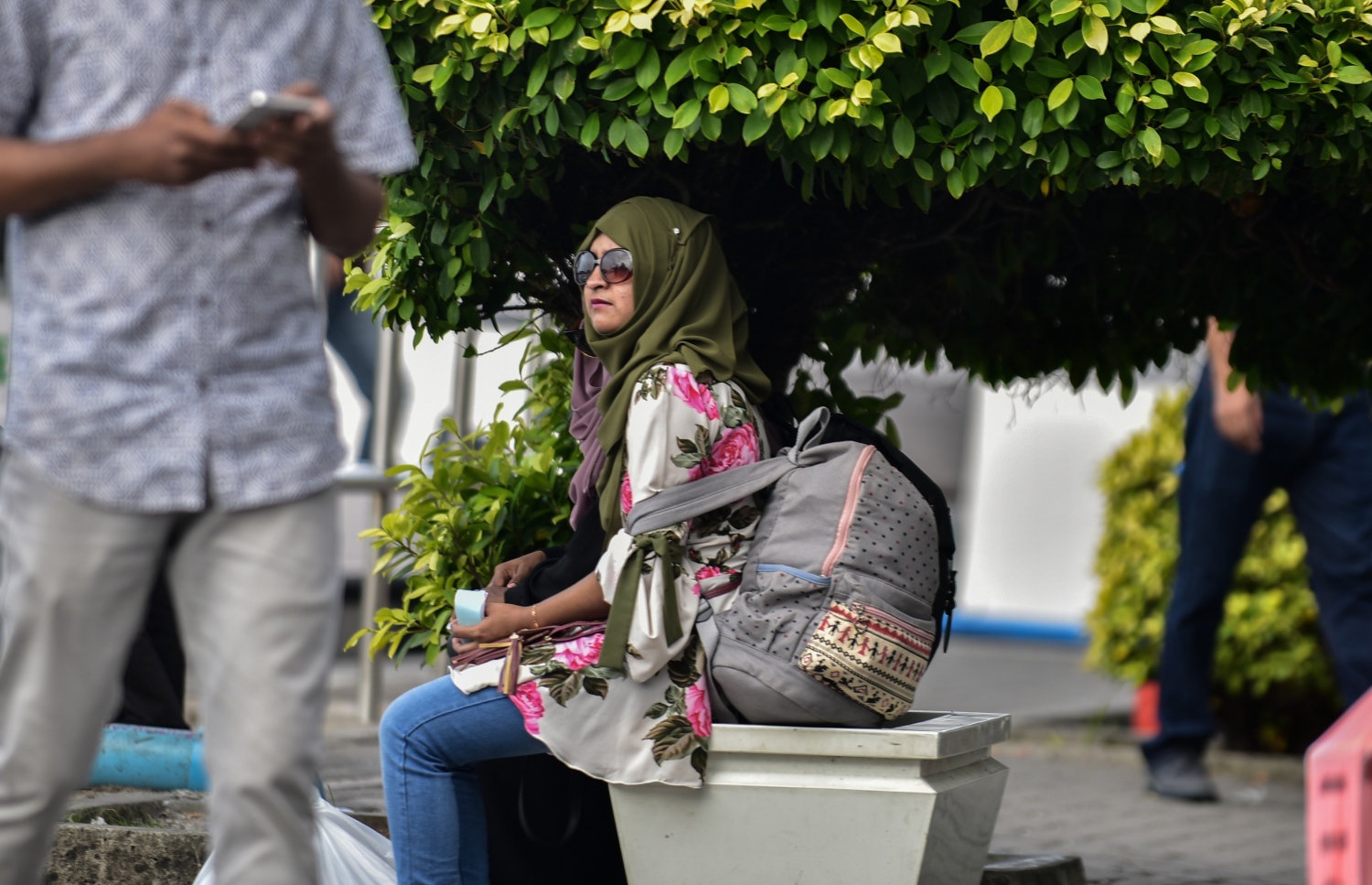 މާލެ: ޖޫން 14، 2018- ރަށަކަށް ފުރުމަށްޓަކައި ބަނދަރުމަތީގައި ބަޔަކު މަޑުކޮށްލައިގެން: އީދު ބަންދާ ދިމާކޮށް ގިނަ ބަޔަކު ވަނީ ބައެއް ރަށްރަށާއި ރިސޯޓުތަކަށް ގޮސްފައި.---ފޮޓޯ: އަހުމަދު ނިޝާތު/މިހާރު