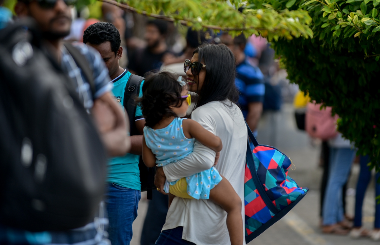 މާލެ: ޖޫން 14، 2018- ރަށަކަށް ފުރުމަށްޓަކައި ބަނދަރުމަތީގައި ބަޔަކު މަޑުކޮށްލައިގެން: އީދު ބަންދާ ދިމާކޮށް ގިނަ ބަޔަކު ވަނީ ބައެއް ރަށްރަށާއި ރިސޯޓުތަކަށް ގޮސްފައި.---ފޮޓޯ: އަހުމަދު ނިޝާތު/މިހާރު