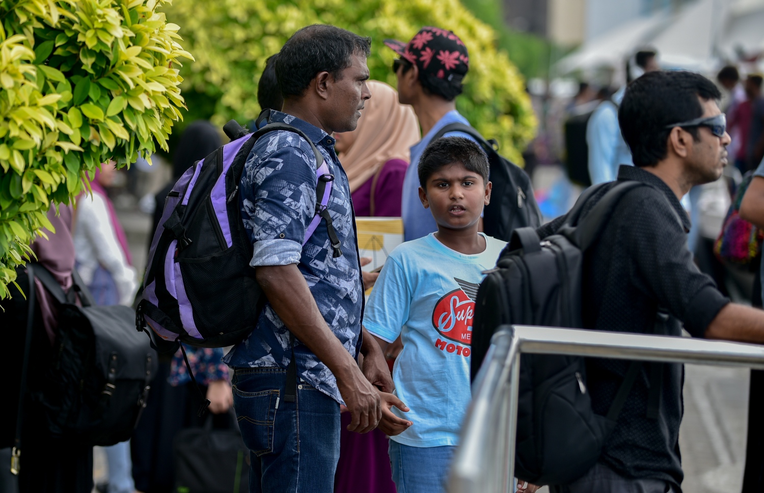 މާލެ: ޖޫން 14، 2018- ރަށަކަށް ފުރުމަށްޓަކައި ބަނދަރުމަތީގައި ބަޔަކު މަޑުކޮށްލައިގެން: އީދު ބަންދާ ދިމާކޮށް ގިނަ ބަޔަކު ވަނީ ބައެއް ރަށްރަށާއި ރިސޯޓުތަކަށް ގޮސްފައި.---ފޮޓޯ: އަހުމަދު ނިޝާތު/މިހާރު