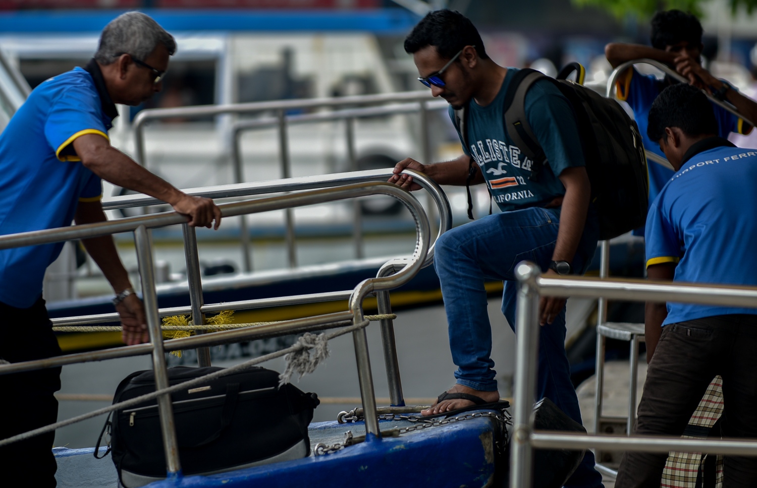 މާލެ: ޖޫން 14، 2018- ރަށަކަށް ފުރުމަށްޓަކައި ދޯނޔަށް އަރަނީ؛ އީދު ބަންދާ ދިމާކޮށް ގިނަ ބަޔަކު ވަނީ ބައެއް ރަށްރަށާއި ރިސޯޓުތަކަށް ގޮސްފައި.---ފޮޓޯ: އަހުމަދު ނިޝާތު/މިހާރު