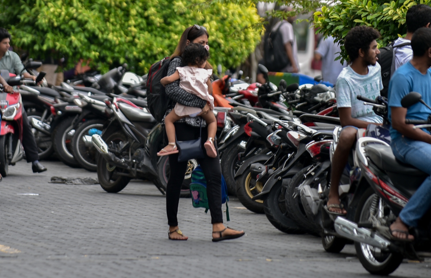 މާލެ: ޖޫން 14، 2018- ރަށަކަށް ފުރުމަށްޓަކައި ބަނދަރުމަތީގައި ބަޔަކު މަޑުކޮށްލައިގެން: އީދު ބަންދާ ދިމާކޮށް ގިނަ ބަޔަކު ވަނީ ބައެއް ރަށްރަށާއި ރިސޯޓުތަކަށް ގޮސްފައި.---ފޮޓޯ: އަހުމަދު ނިޝާތު/މިހާރު