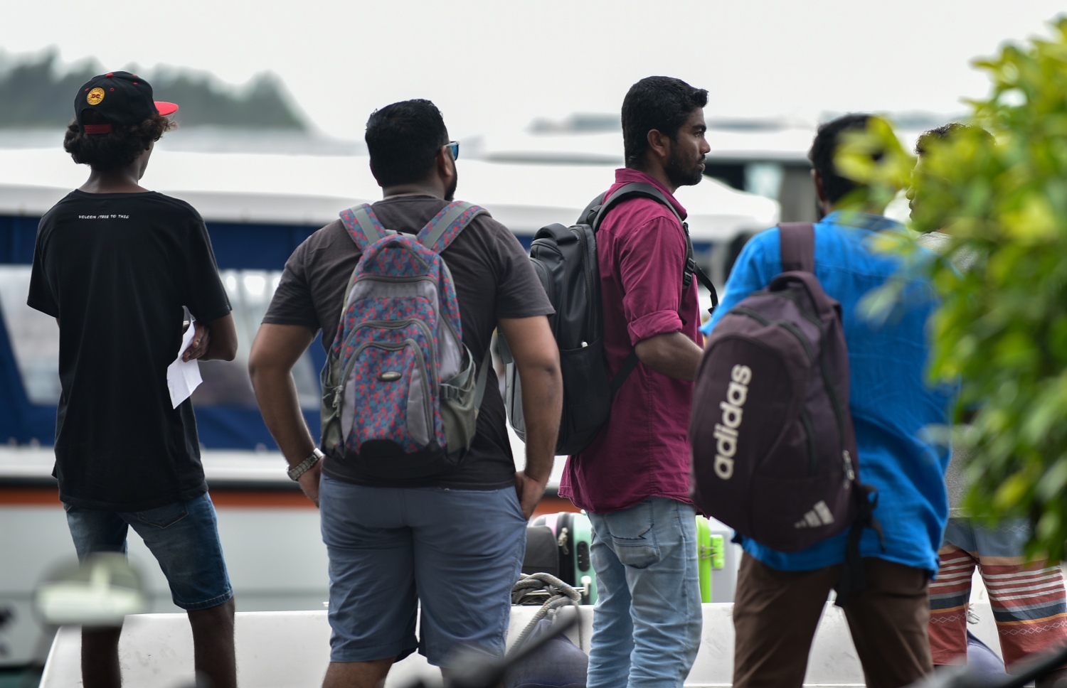 މާލެ: ޖޫން 14، 2018- ރަށަކަށް ފުރުމަށްޓަކައި ބަނދަރުމަތީގައި ބަޔަކު މަޑުކޮށްލައިގެން: އީދު ބަންދާ ދިމާކޮށް ގިނަ ބަޔަކު ވަނީ ބައެއް ރަށްރަށާއި ރިސޯޓުތަކަށް ގޮސްފައި.---ފޮޓޯ: އަހުމަދު ނިޝާތު/މިހާރު