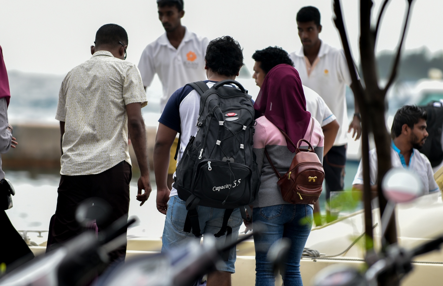 މާލެ: ޖޫން 14، 2018- ރަށަކަށް ފުރުމަށްޓަކައި ބަނދަރުމަތީގައި ބަޔަކު މަޑުކޮށްލައިގެން: އީދު ބަންދާ ދިމާކޮށް ގިނަ ބަޔަކު ވަނީ ބައެއް ރަށްރަށާއި ރިސޯޓުތަކަށް ގޮސްފައި.---ފޮޓޯ: އަހުމަދު ނިޝާތު/މިހާރު