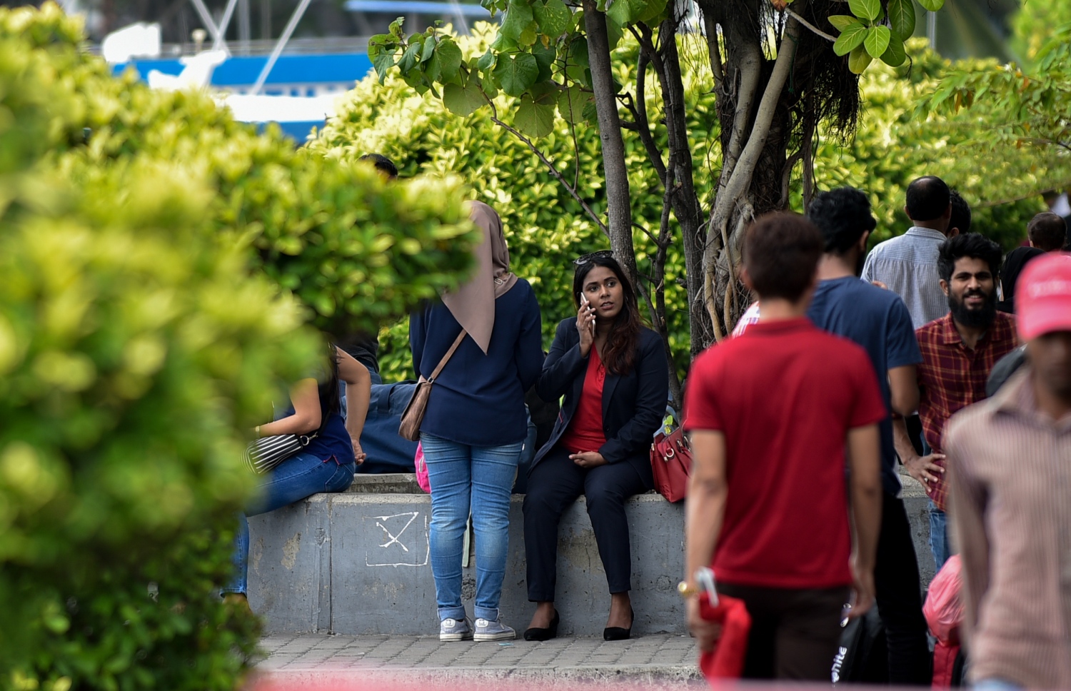 މާލެ: ޖޫން 14، 2018- ރަށަކަށް ފުރުމަށްޓަކައި ބަނދަރުމަތީގައި ބަޔަކު މަޑުކޮށްލައިގެން: އީދު ބަންދާ ދިމާކޮށް ގިނަ ބަޔަކު ވަނީ ބައެއް ރަށްރަށާއި ރިސޯޓުތަކަށް ގޮސްފައި.---ފޮޓޯ: އަހުމަދު ނިޝާތު/މިހާރު