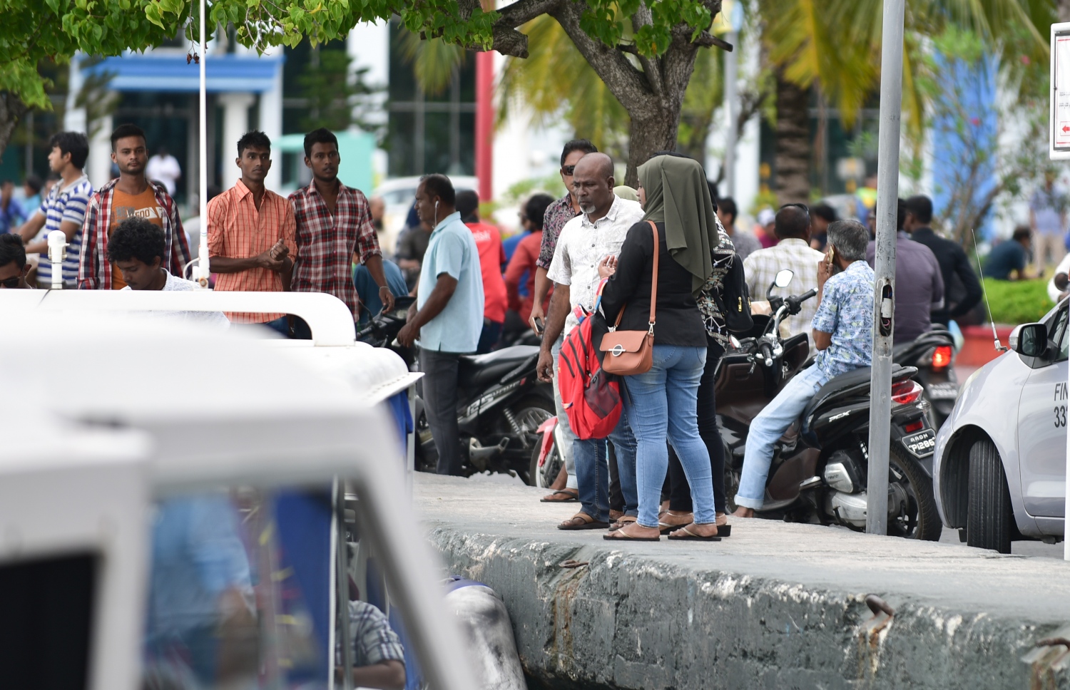 މާލެ: ޖޫން 14، 2018- ރަށަކަށް ފުރުމަށްޓަކައި ބަނދަރުމަތީގައި ބަޔަކު މަޑުކޮށްލައިގެން: އީދު ބަންދާ ދިމާކޮށް ގިނަ ބަޔަކު ވަނީ ބައެއް ރަށްރަށާއި ރިސޯޓުތަކަށް ގޮސްފައި.---ފޮޓޯ: އަހުމަދު ނިޝާތު/މިހާރު