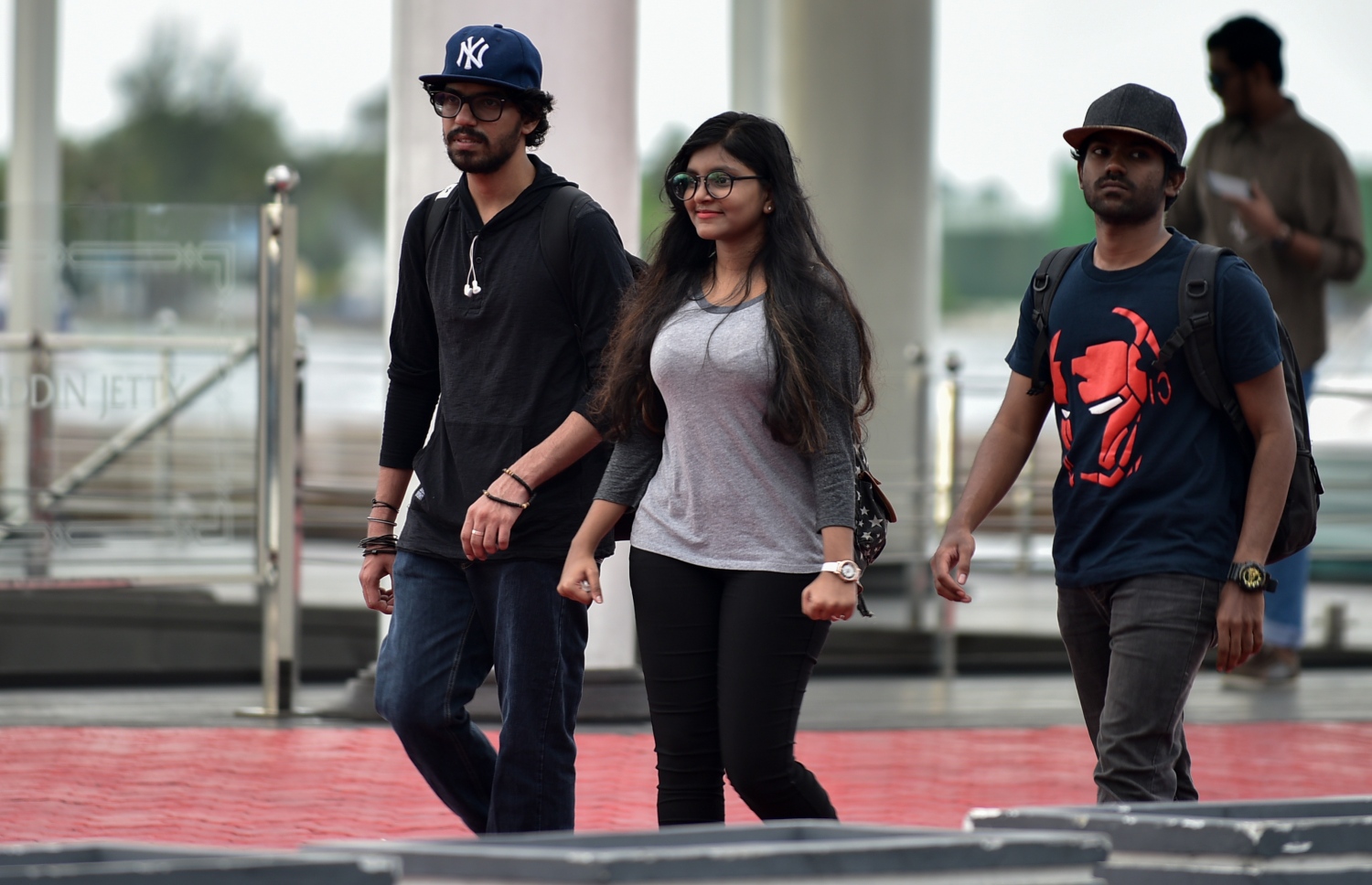 މާލެ: ޖޫން 14، 2018- ރަށަކަށް ފުރުމަށްޓަކައި ބަނދަރުމަތީގައި ބަޔަކު މަޑުކޮށްލައިގެން: އީދު ބަންދާ ދިމާކޮށް ގިނަ ބަޔަކު ވަނީ ބައެއް ރަށްރަށާއި ރިސޯޓުތަކަށް ގޮސްފައި.---ފޮޓޯ: އަހުމަދު ނިޝާތު/މިހާރު