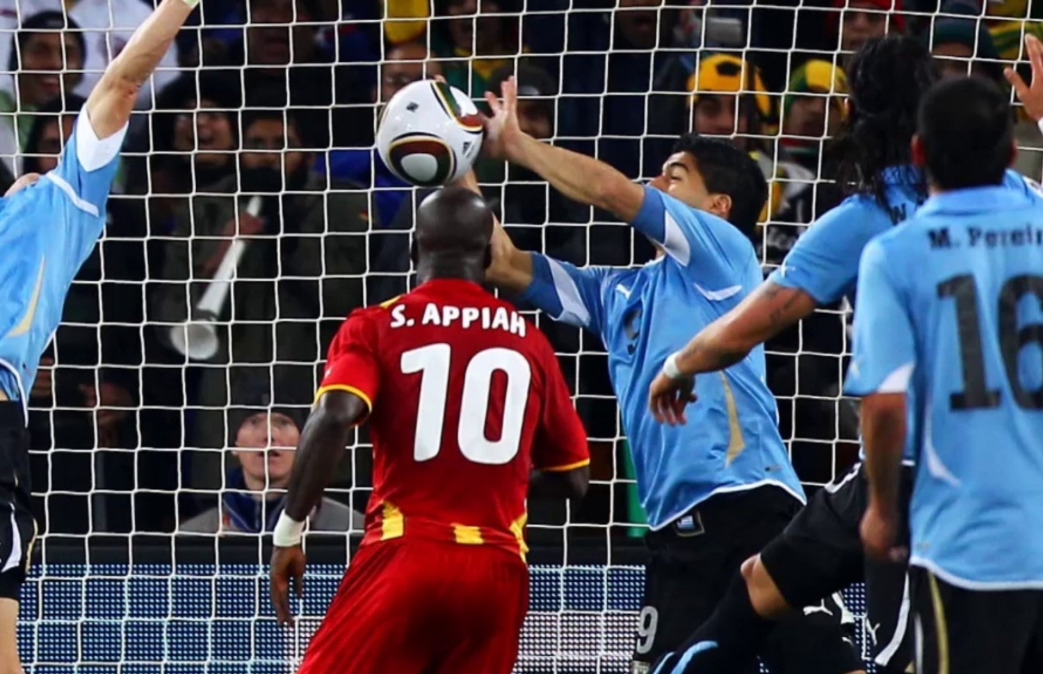 2010 ވަނަ އަހަރުގެ ވޯލްޑް ކަޕް ކުއާޓާ ފައިނަލުގައި ގާނާގެ ކުޅުންތެރިން ފޮނުވާލީ ބޯޅަ ސުއަރޭޒް އަތުން ސަލާމަތްކުރަނީ. -- ފޮޓޯ: އޭއެފްޕީ