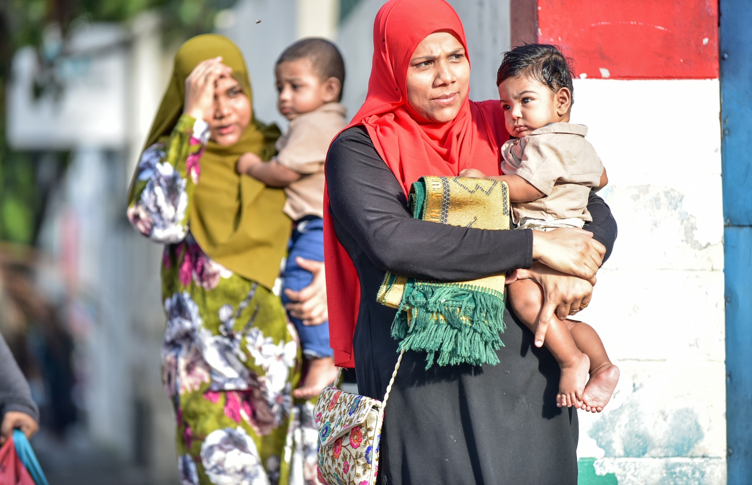 ޖޫން 15، 2018- މާލޭގައި ބޮޑު ޖަމާއަތުގައި ފިތުރު އީދު ނަމާދު ކުރުމަށް ފަހު، ކުޑަ ދެ ކުއްޖަކު ގޮވައިގެން ދެ އަންހެނަކު ދަނީ: މާފަންނު ސްޓޭޑިއަމްގައި ކުރި މި އީދު ނަމާދަށް ވަރަށް ގިނަ ބަޔަކު ދިޔަ.--- ފޮޓޯ: ނިޝާން އަލީ/މިހާރު