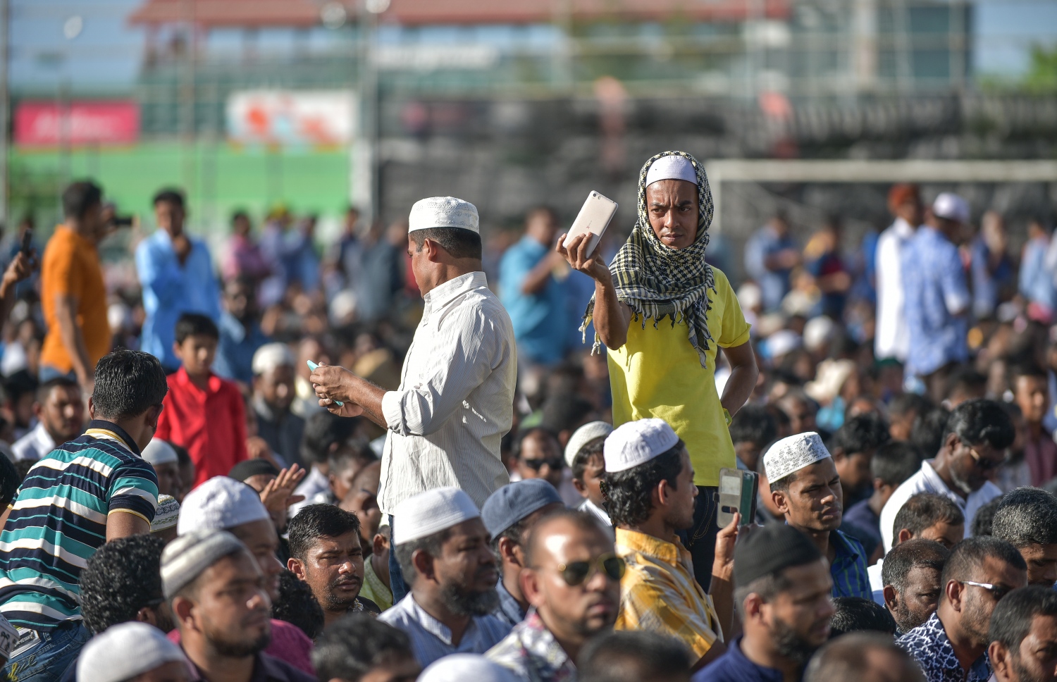 ޖޫން 15، 2018- މާލޭގައި ބޮޑު ޖަމާއަތުގައި ކުރި ފިތުރު އީދު ނަމާދުގައި ބައިވެރިވެރިވި ބައެެއް މީހުން: މާފަންނު ސްޓޭޑިއަމްގައި ކުރި މި އީދު ނަމާދަށް ވަރަށް ގިނަ ބަޔަކު ދިޔަ.--- ފޮޓޯ: ނިޝާން އަލީ/މިހާރު